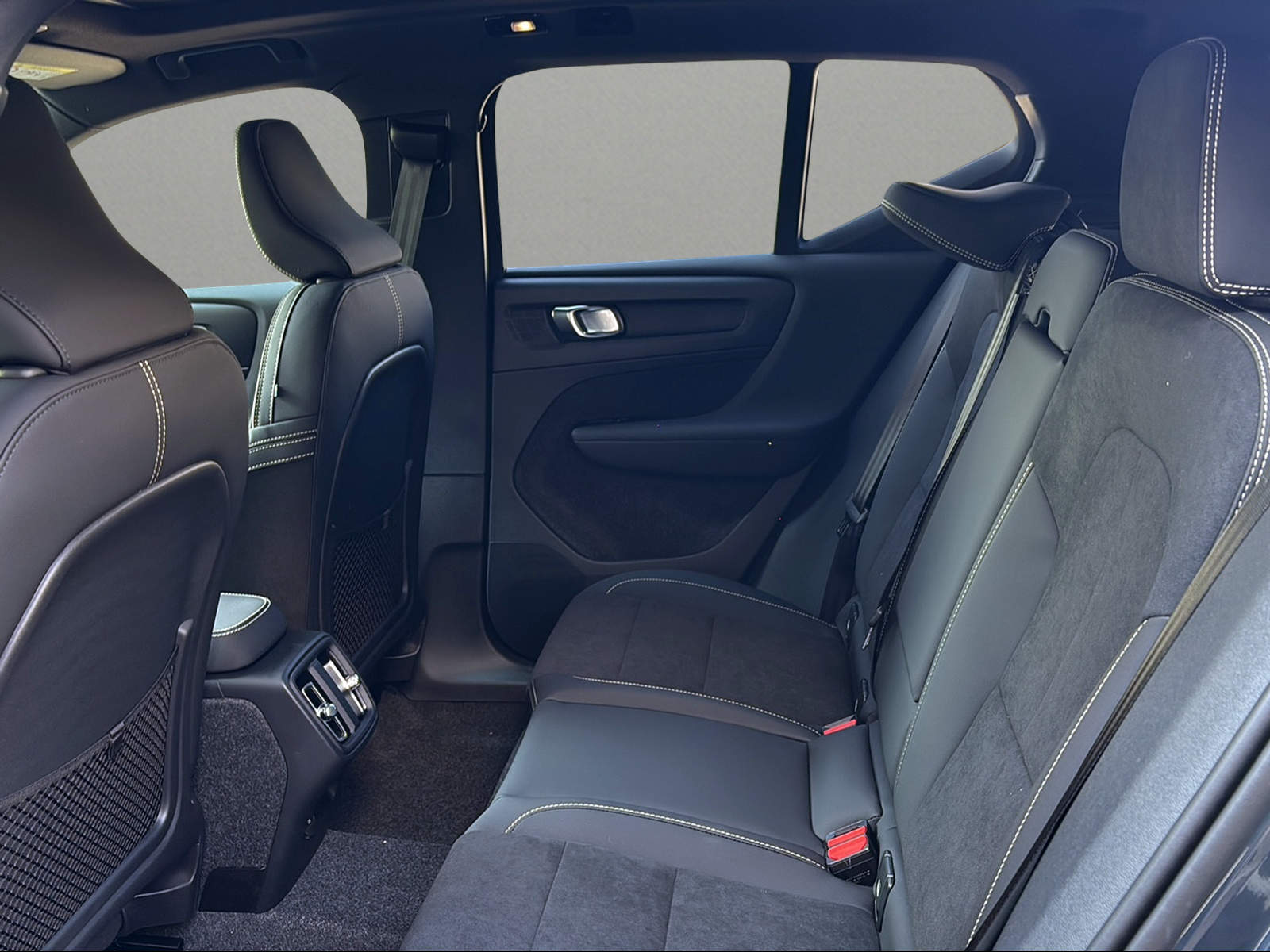 VOLVO XC40 B3 Benzin Mild Hybrid Plus Dark DCT-image-6