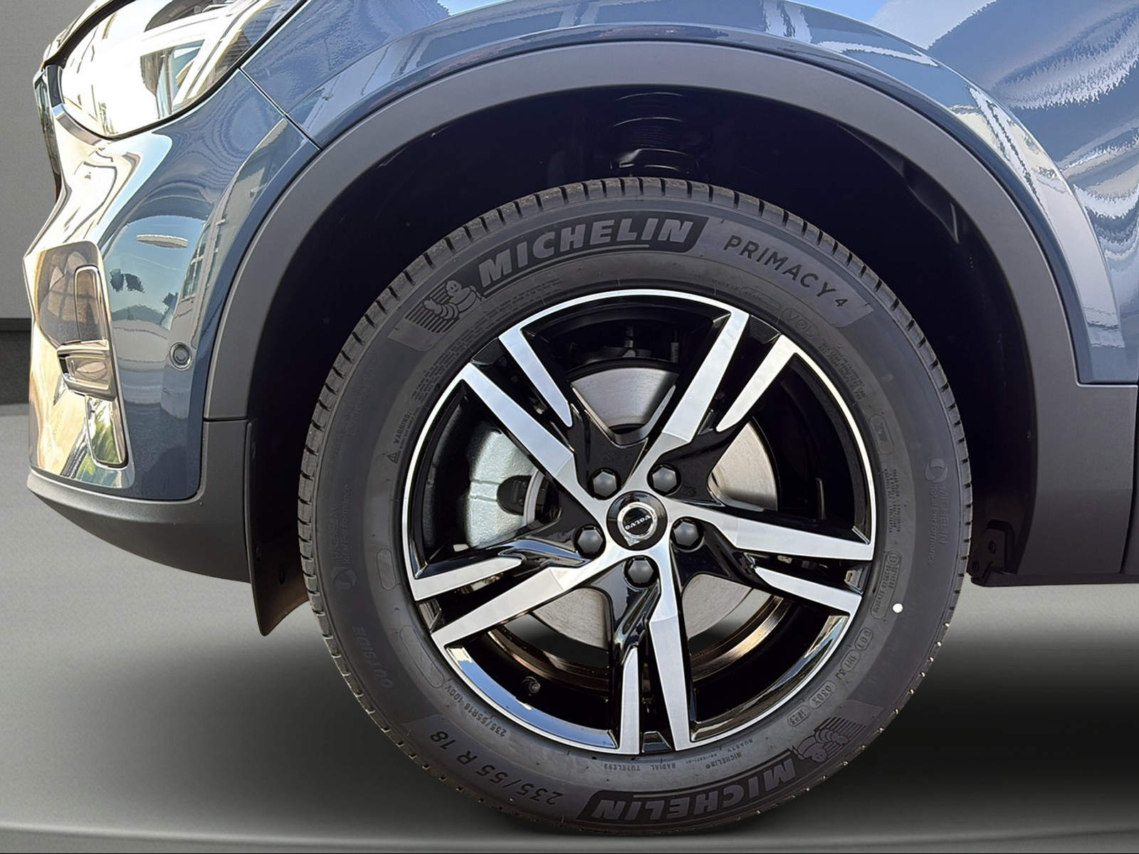 VOLVO XC40 B3 Benzin Mild Hybrid Plus Dark DCT-image-2