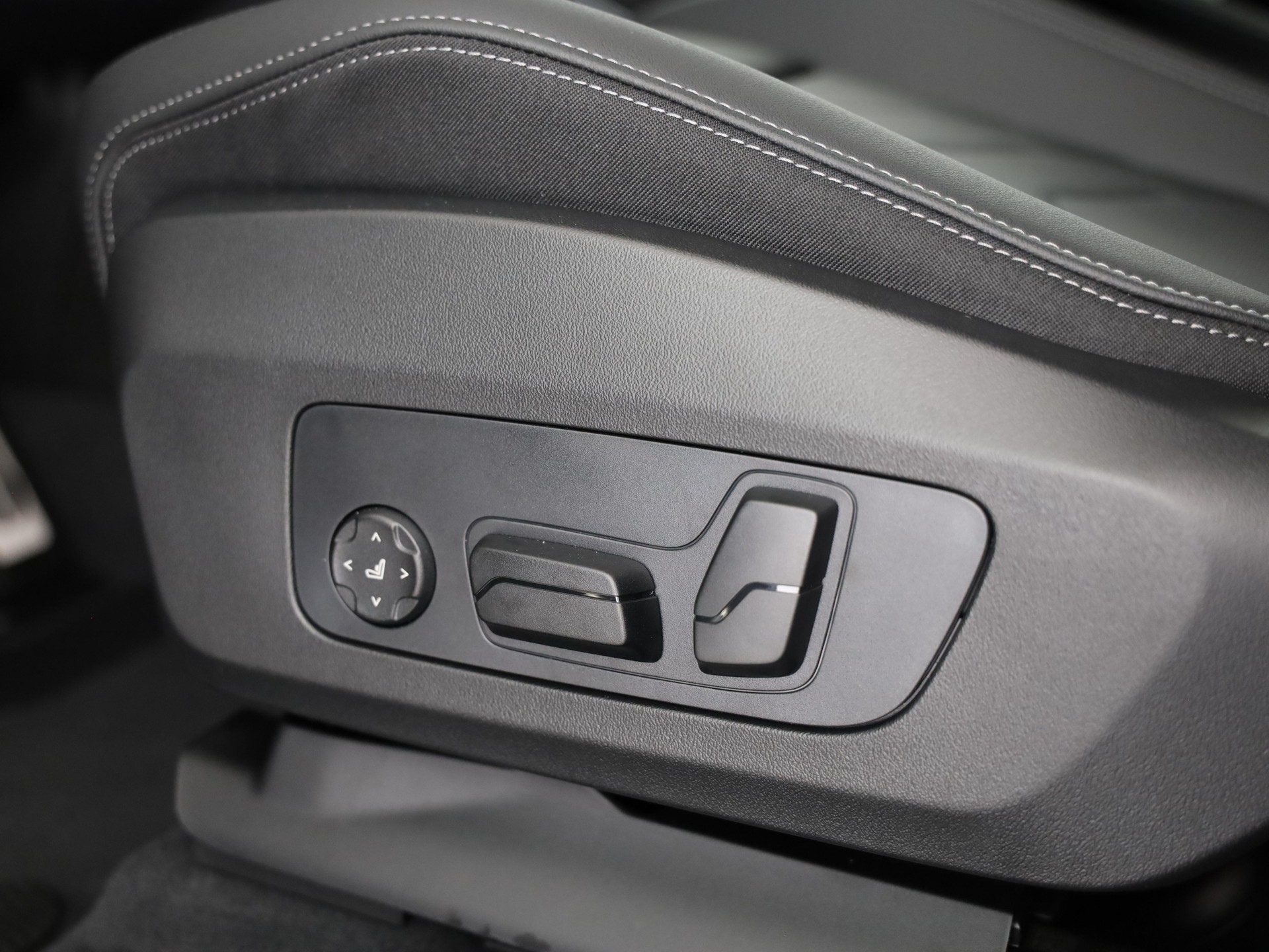 BMW iX1 30 xDrive-image-17