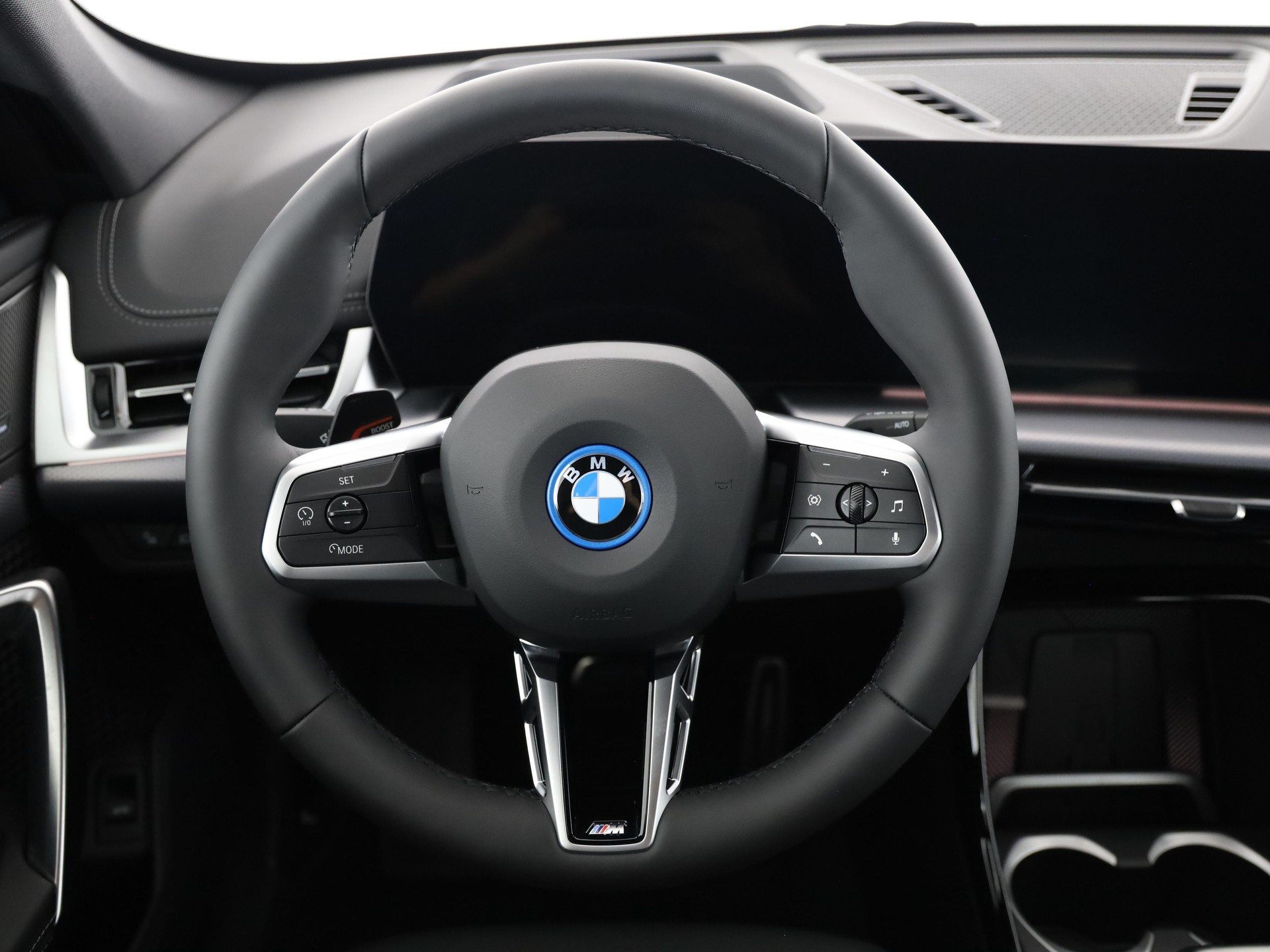 BMW iX1 30 xDrive-image-10
