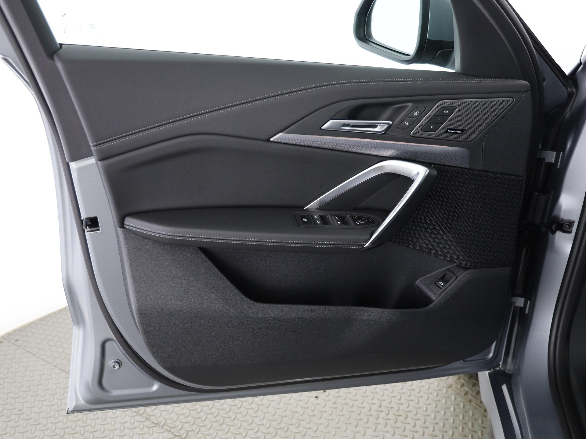 BMW iX1 30 xDrive-image-8