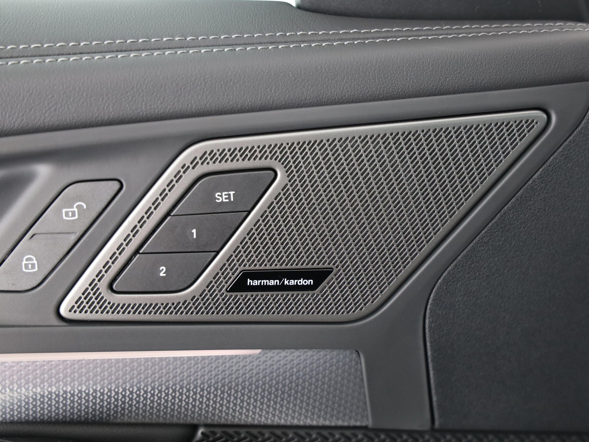 BMW iX1 30 xDrive-image-9