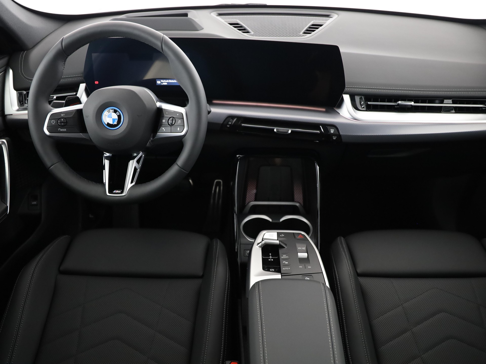 BMW iX1 30 xDrive-image-12