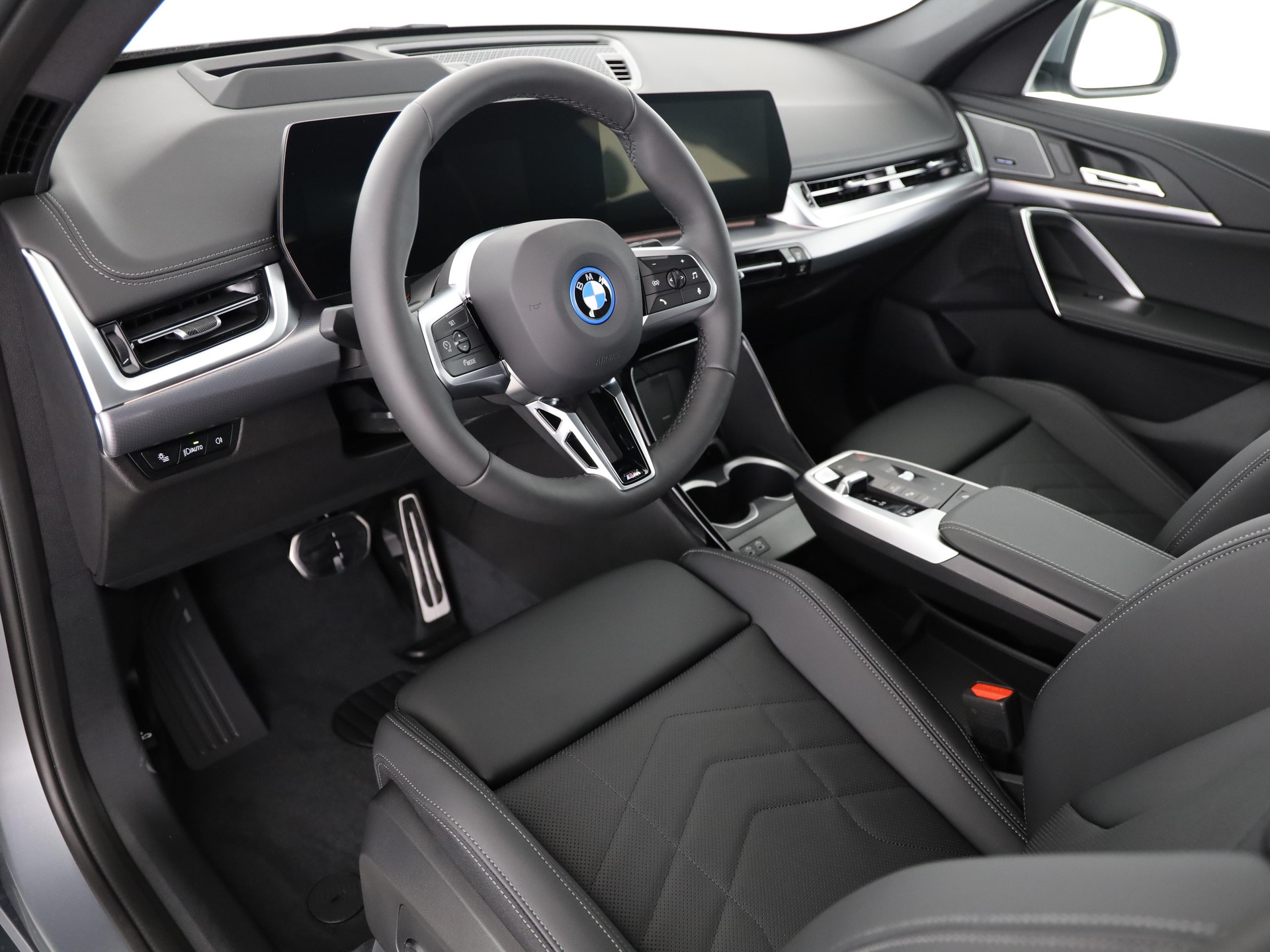 BMW iX1 30 xDrive-image-13