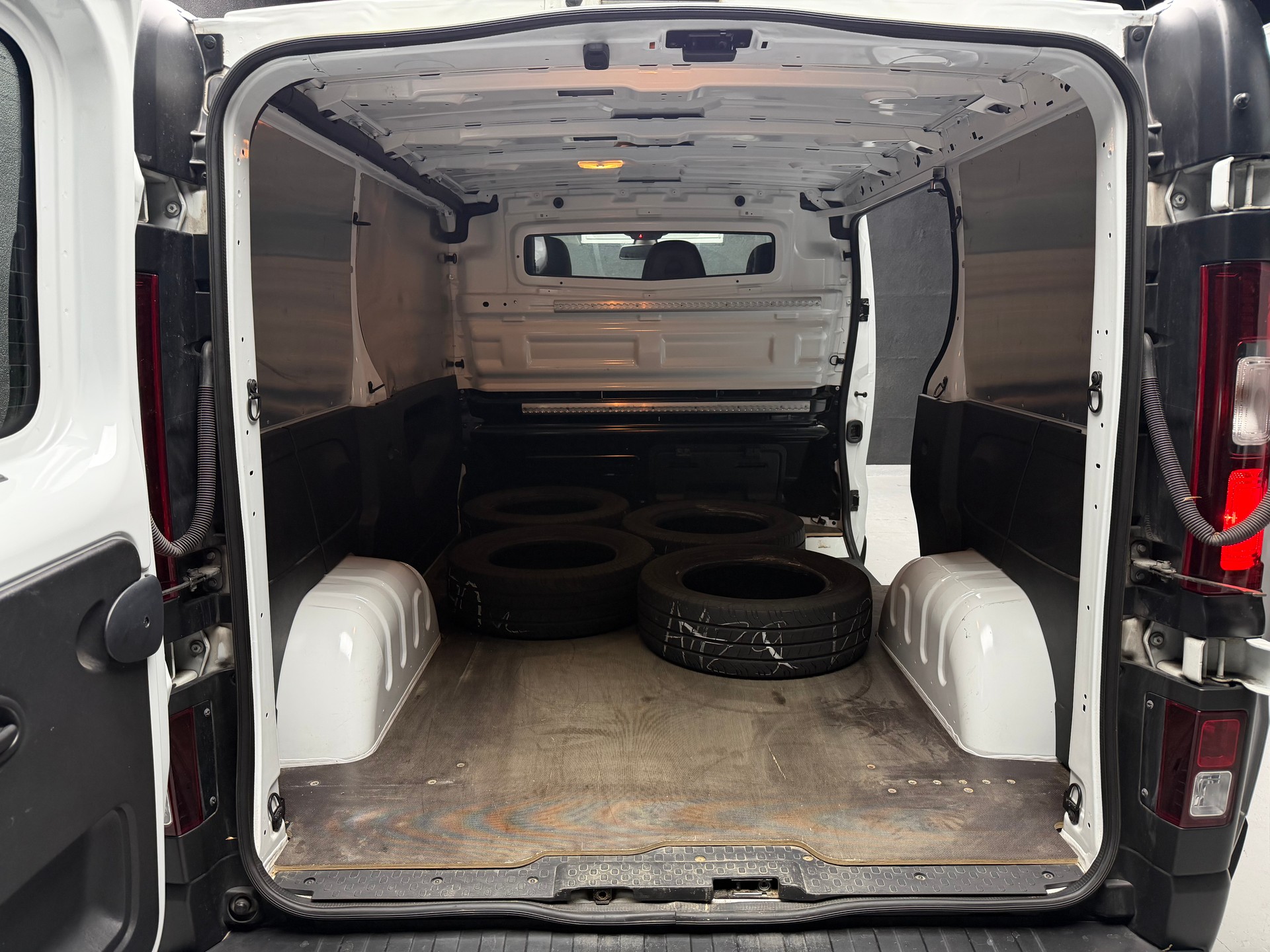 RENAULT Trafic 2.0 Energy dCi 120 3.0t Business L1H1-image-4
