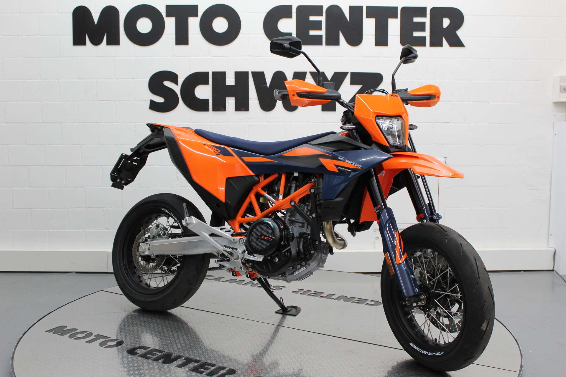 KTM 690 SMC R-showroom-element-1