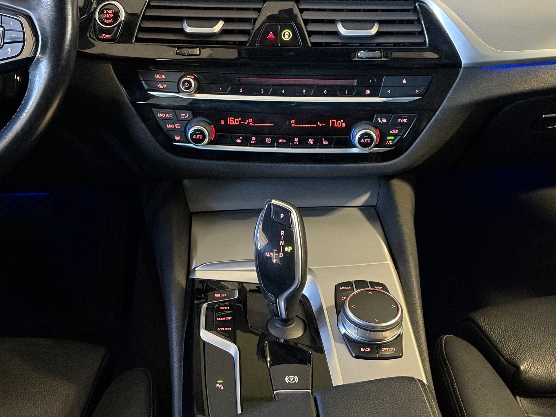BMW 530d xDrive Touring Sport Line Steptronic * CH-Fahrzeug *-image-19