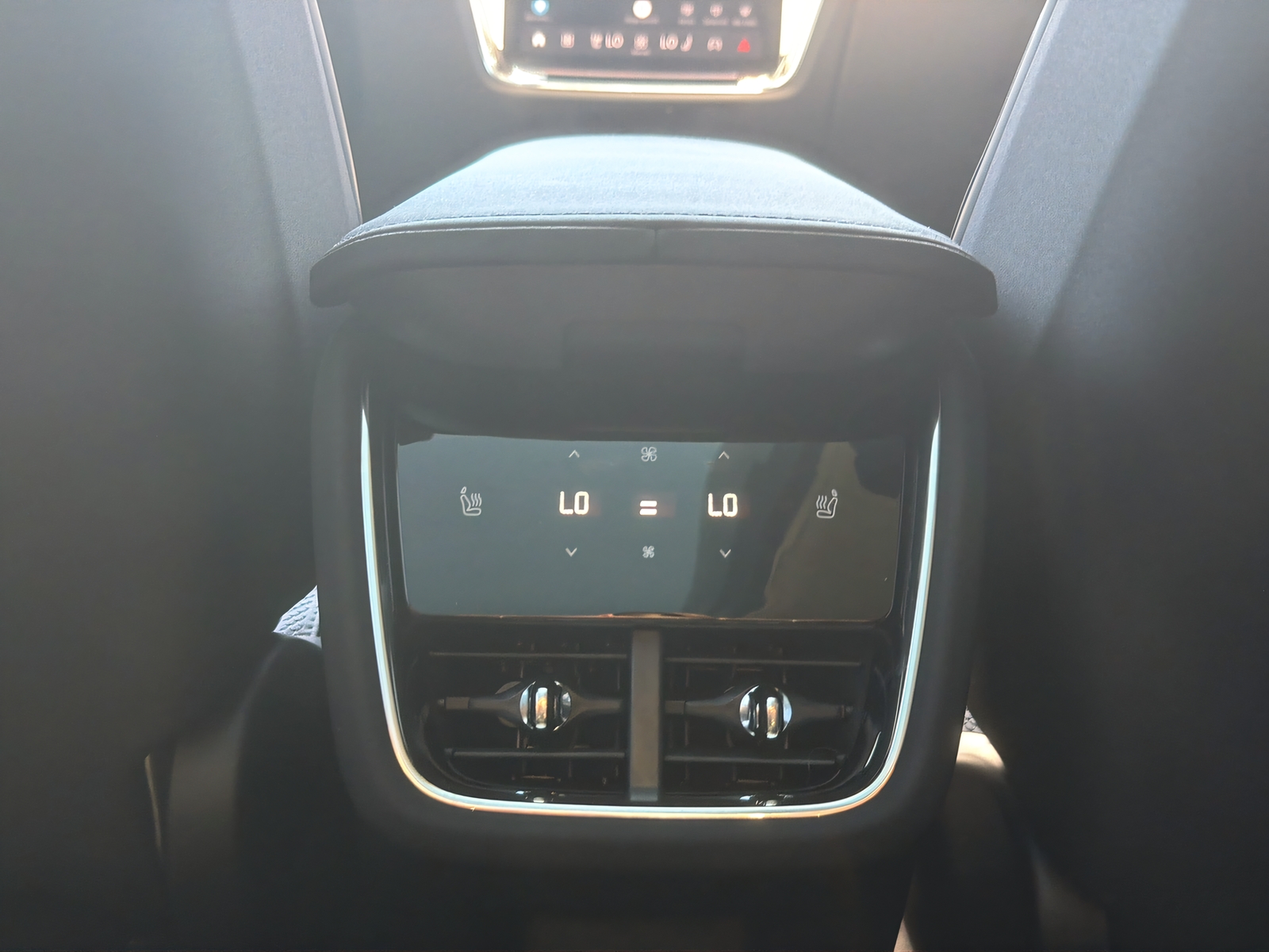 VOLVO EX90 Twin Performance Ultra 6P. AWD-image-18