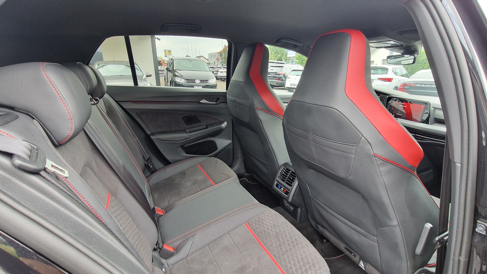 VW Golf 2.0 TSI GTI Clubsport DSG-image-12