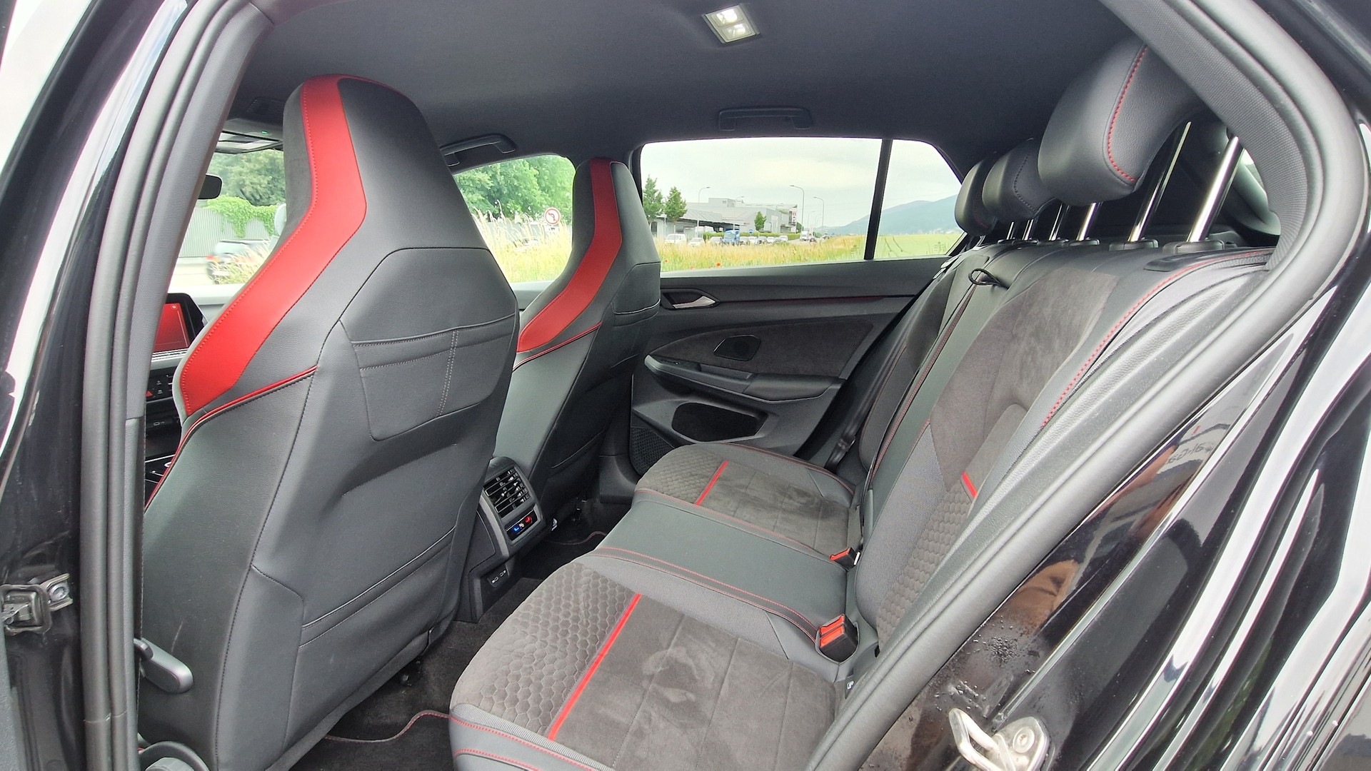 VW Golf 2.0 TSI GTI Clubsport DSG-image-10