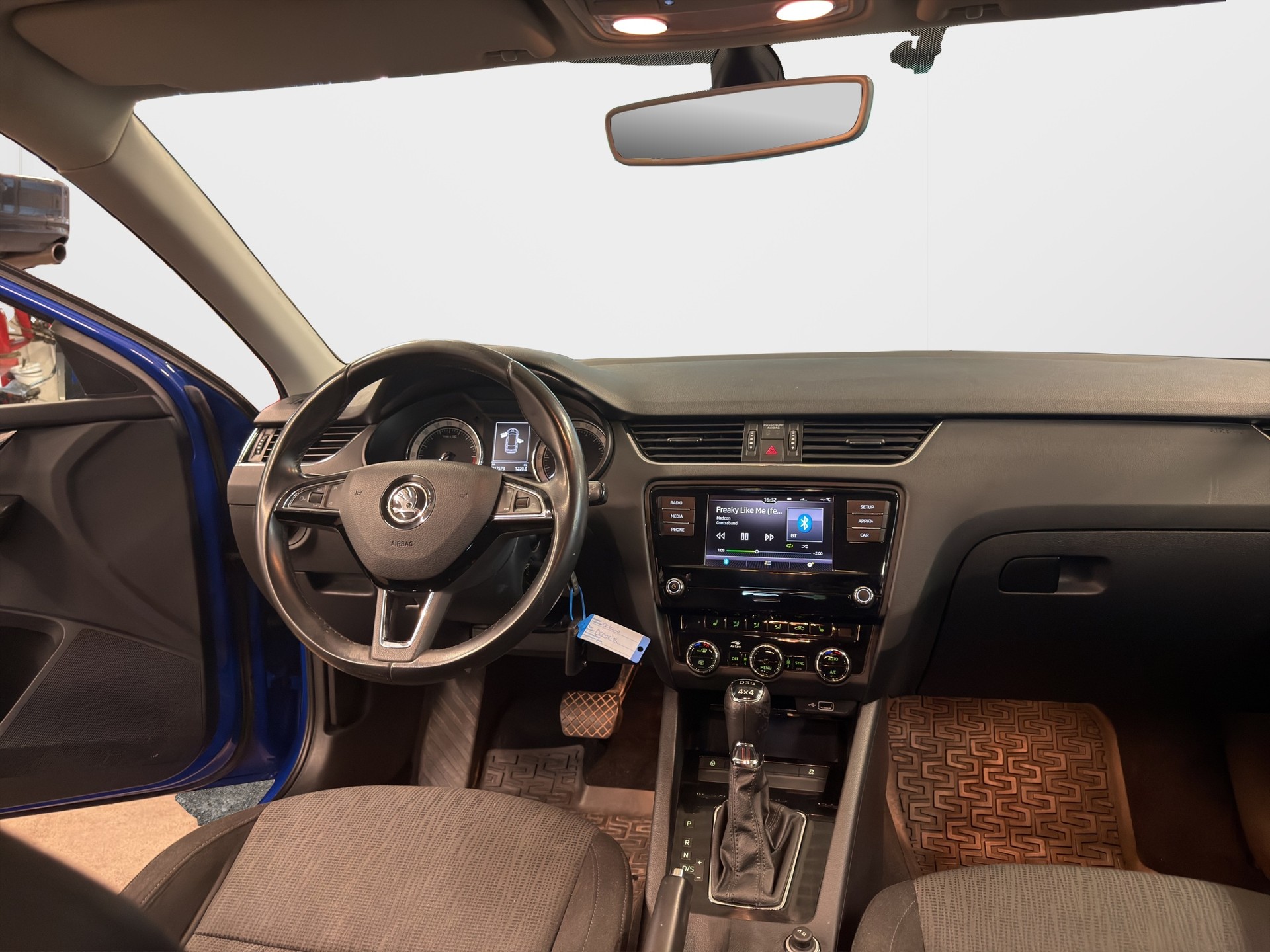 SKODA Octavia Combi 2.0 TDI Style 4x4 DSG-image-9