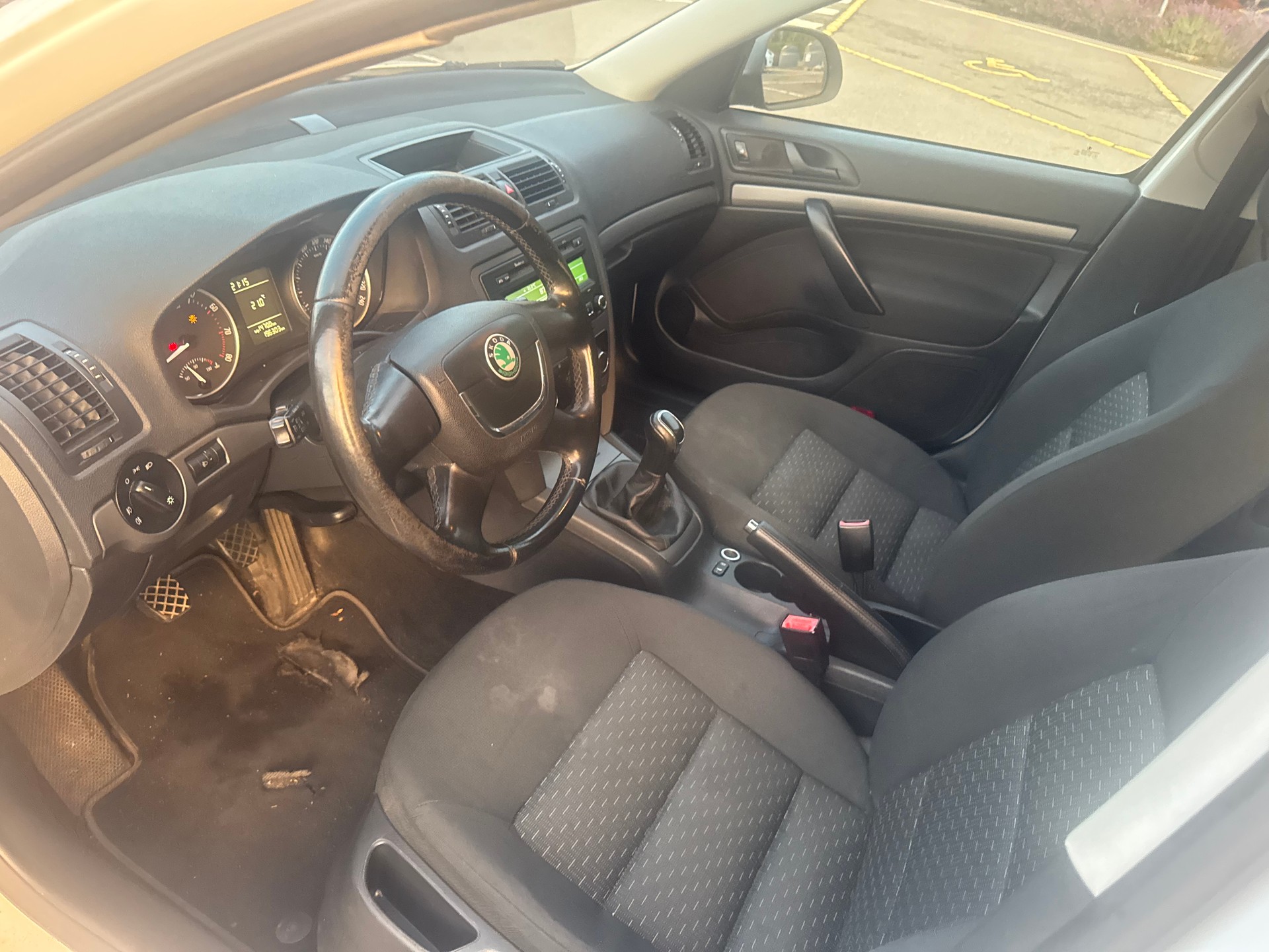 SKODA Octavia Combi 1.4 TSI Elegance-image-9