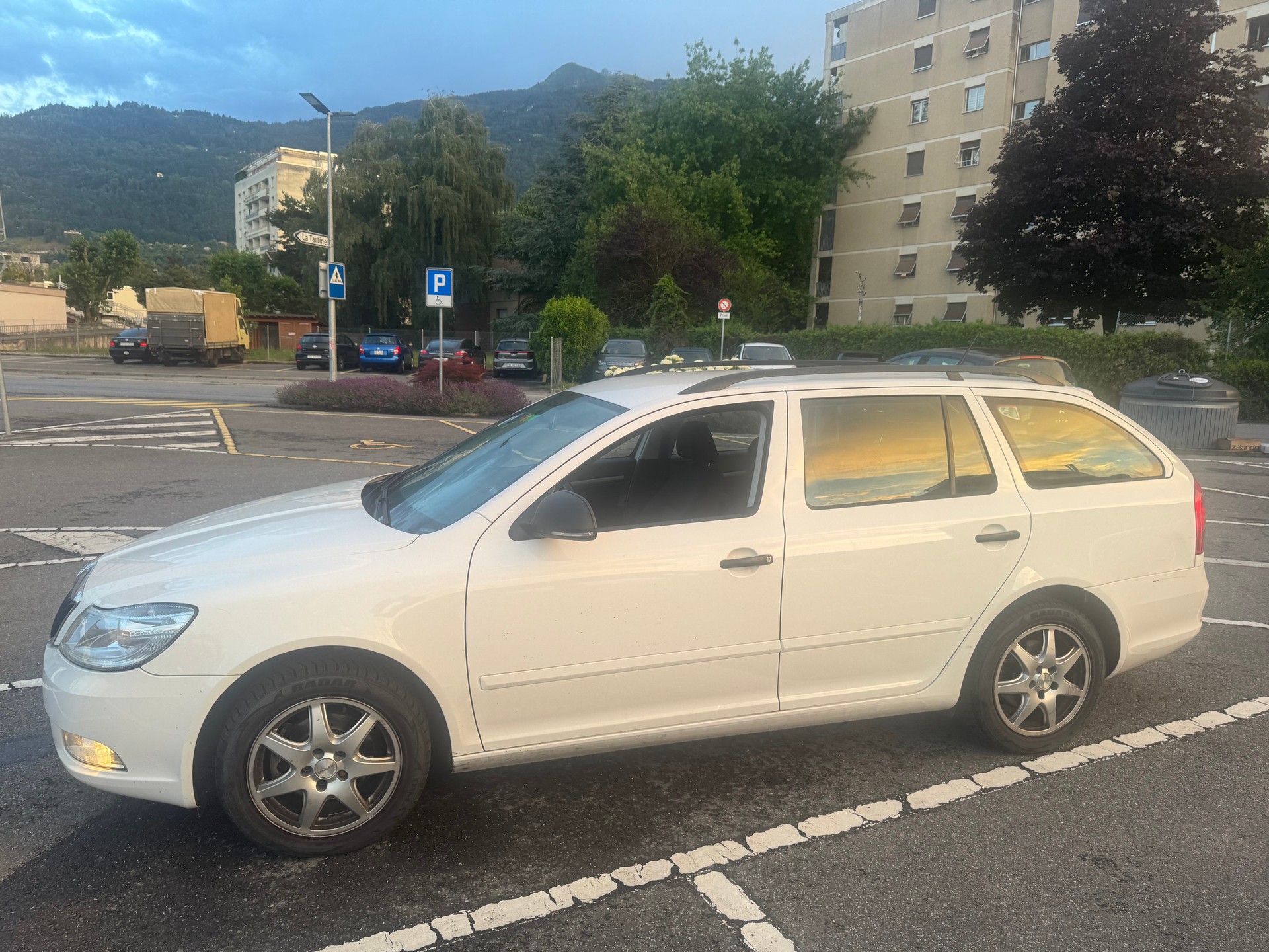 SKODA Octavia Combi 1.4 TSI Elegance-image-2