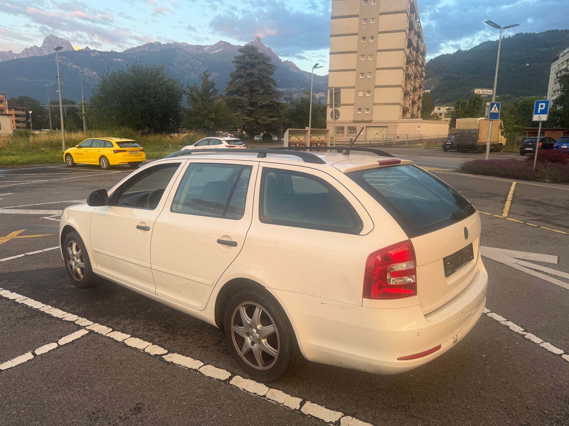 SKODA Octavia Combi 1.4 TSI Elegance-image-3