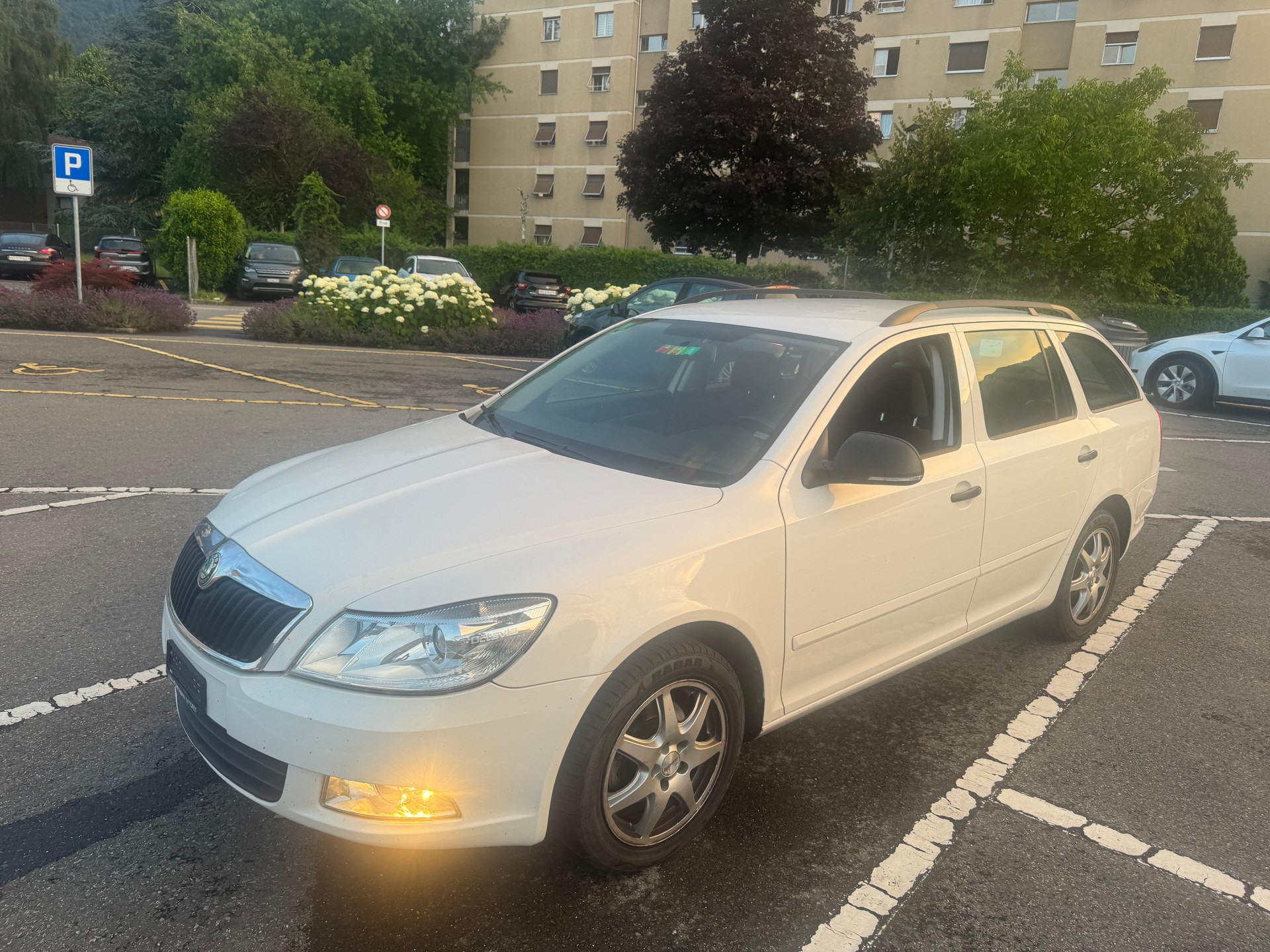 SKODA Octavia Combi 1.4 TSI Elegance-image-1