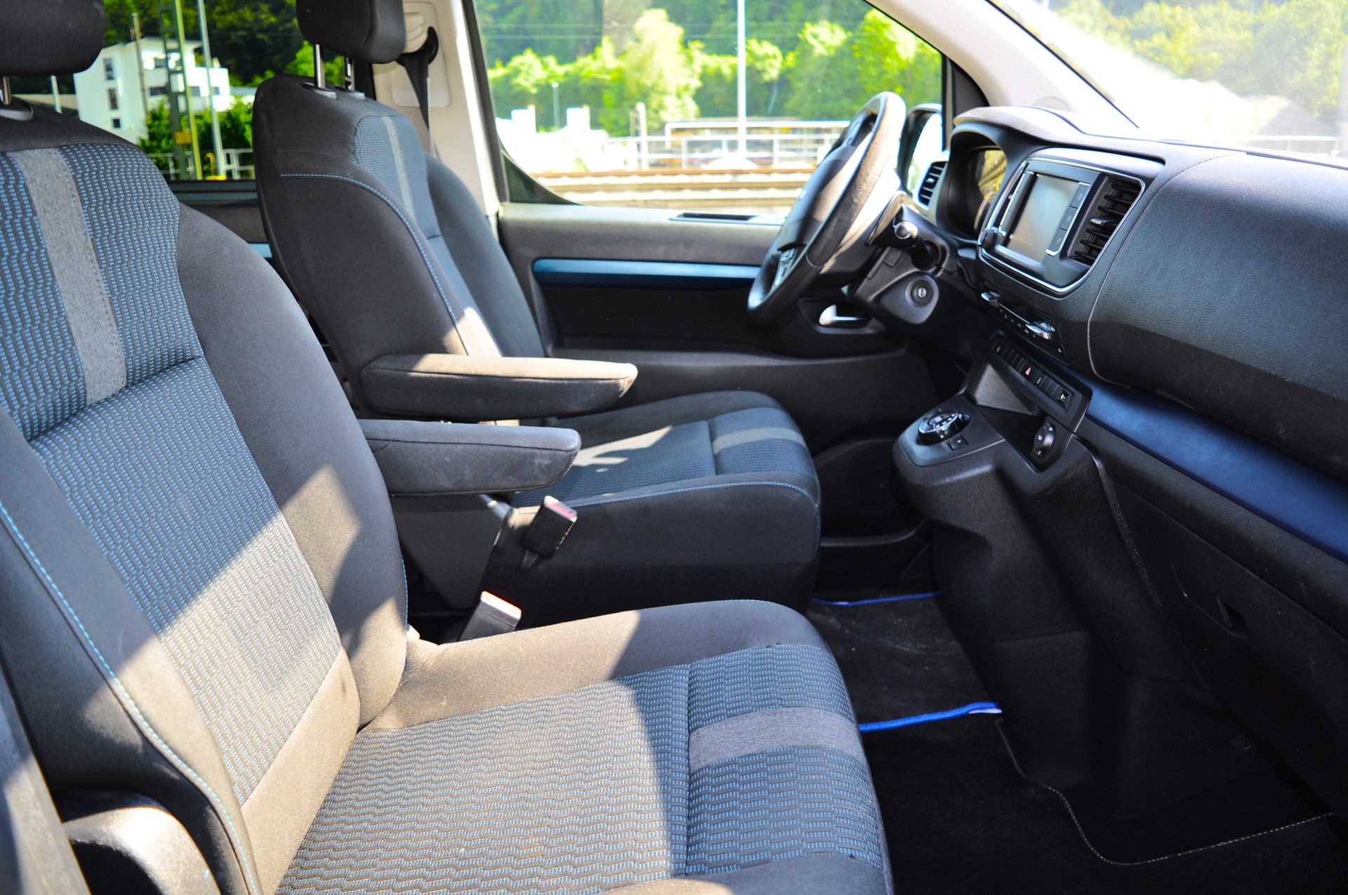PEUGEOT Traveller 2.0 BlueHDi Active Standard EAT-image-10