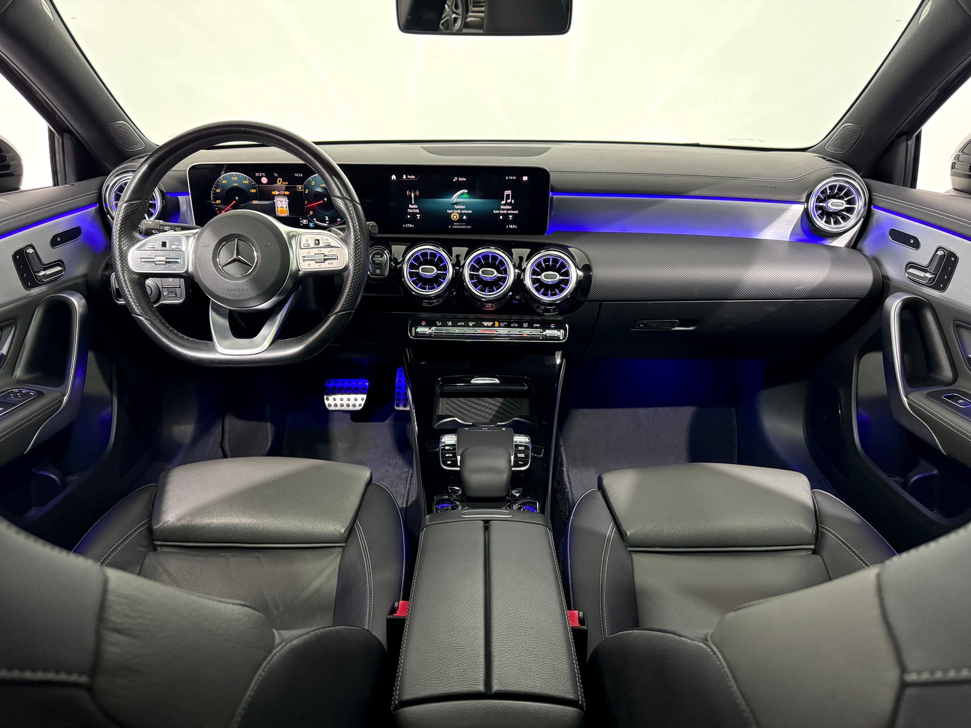 MERCEDES-BENZ A 250 AMG Line 7G-DCT-image-8