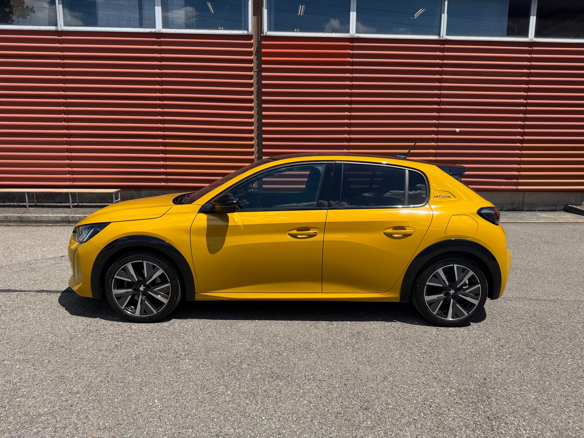 PEUGEOT 208 1.2 PureTech GT Line EAT8-image-4