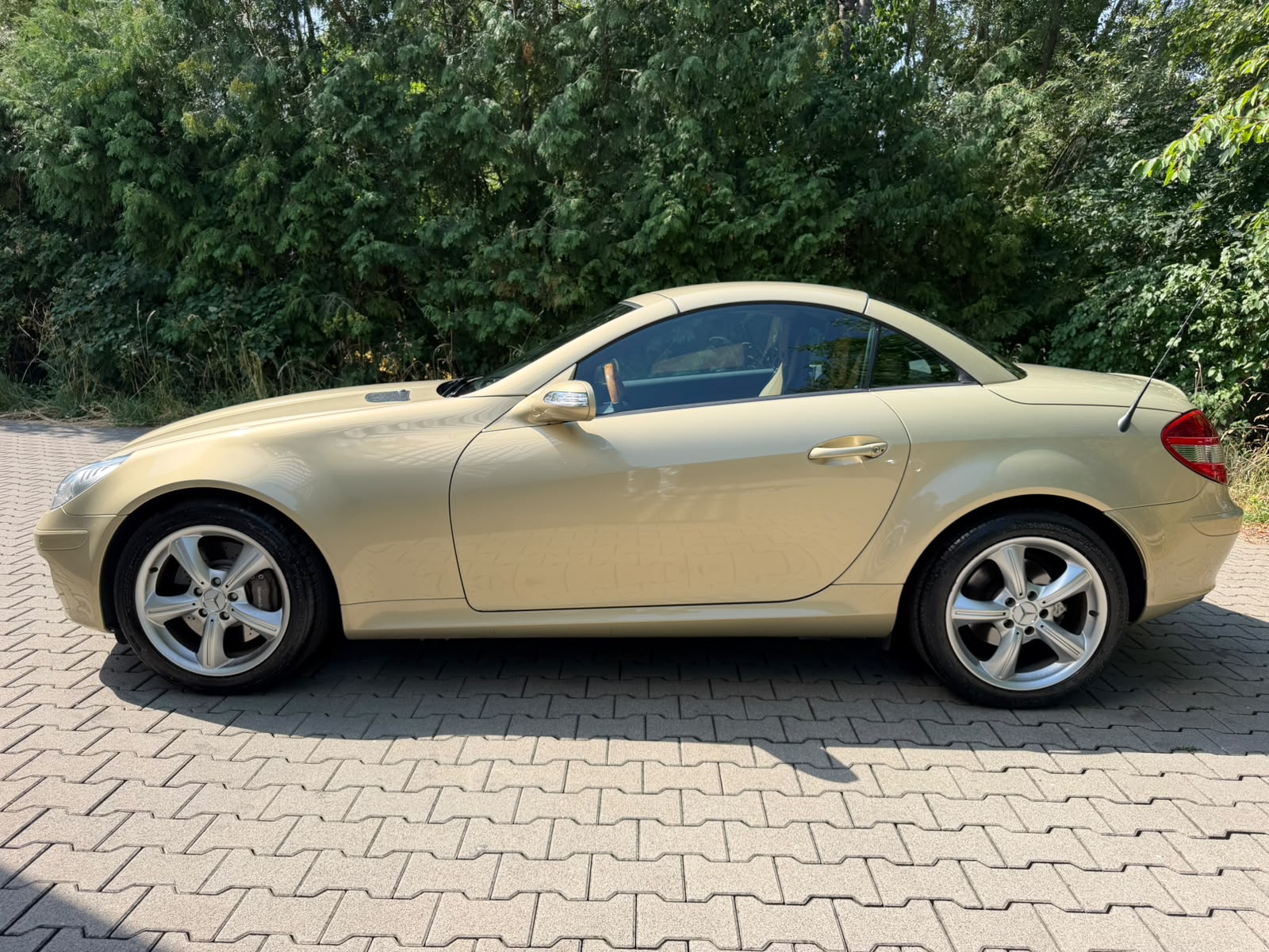 MERCEDES-BENZ SLK 350 Designo-showroom-element-2