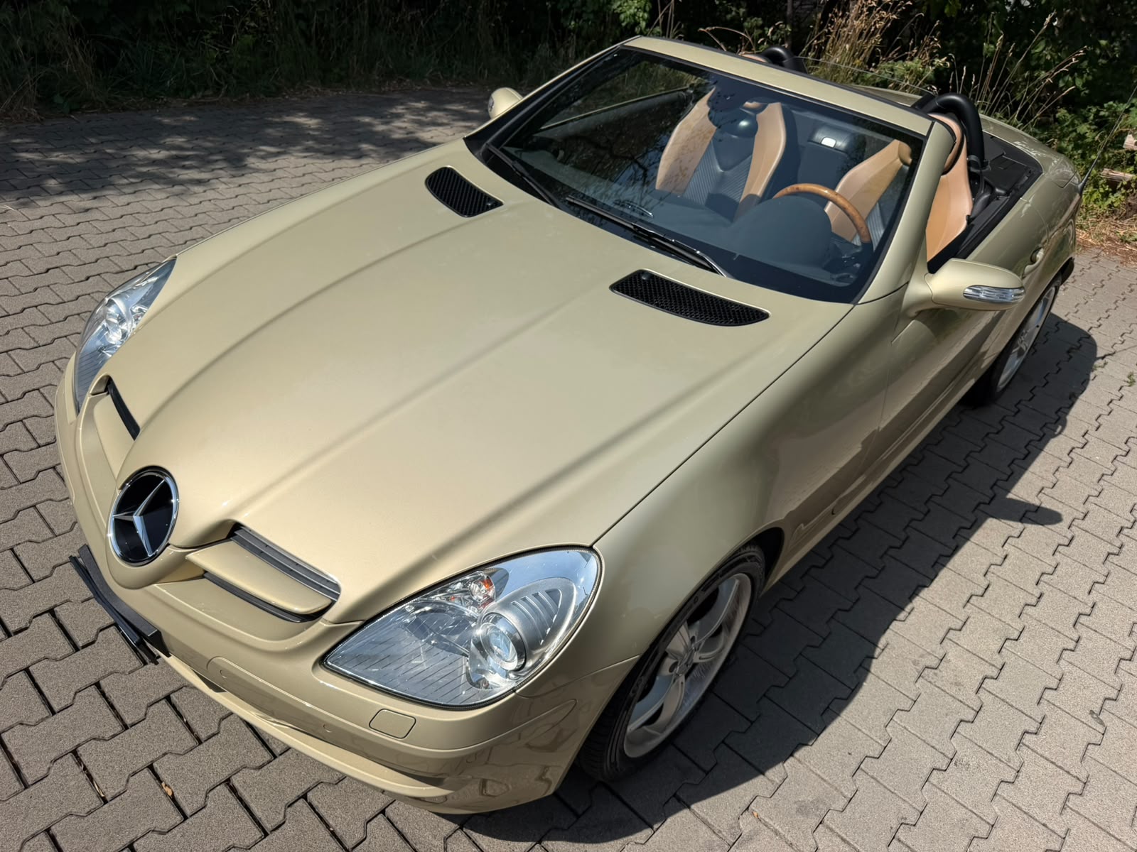 MERCEDES-BENZ SLK 350 Designo-showroom-element-1