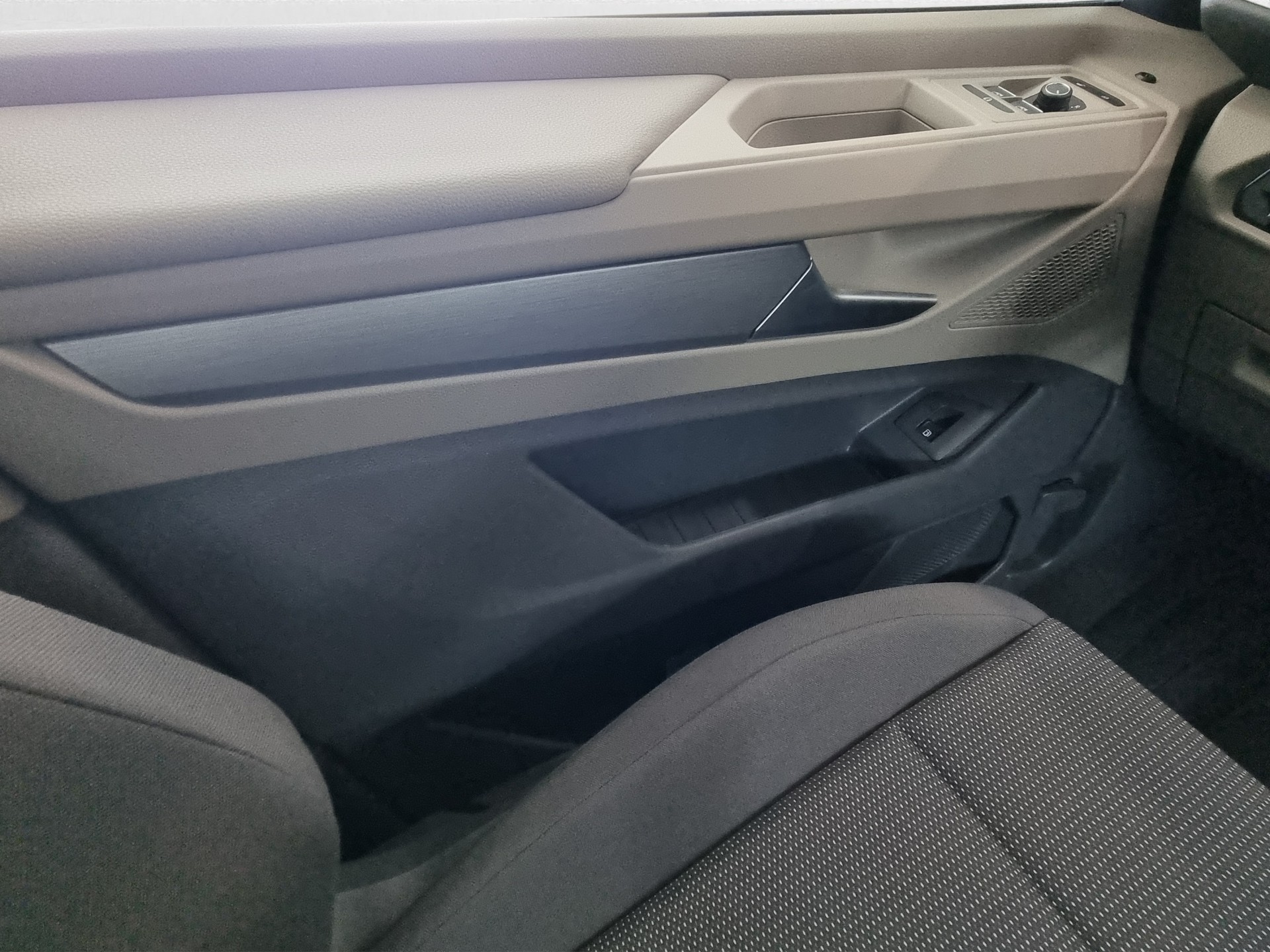 VW T7 Multivan 1.5 TSI eHybrid DSG 4motion kurz Editi-image-11