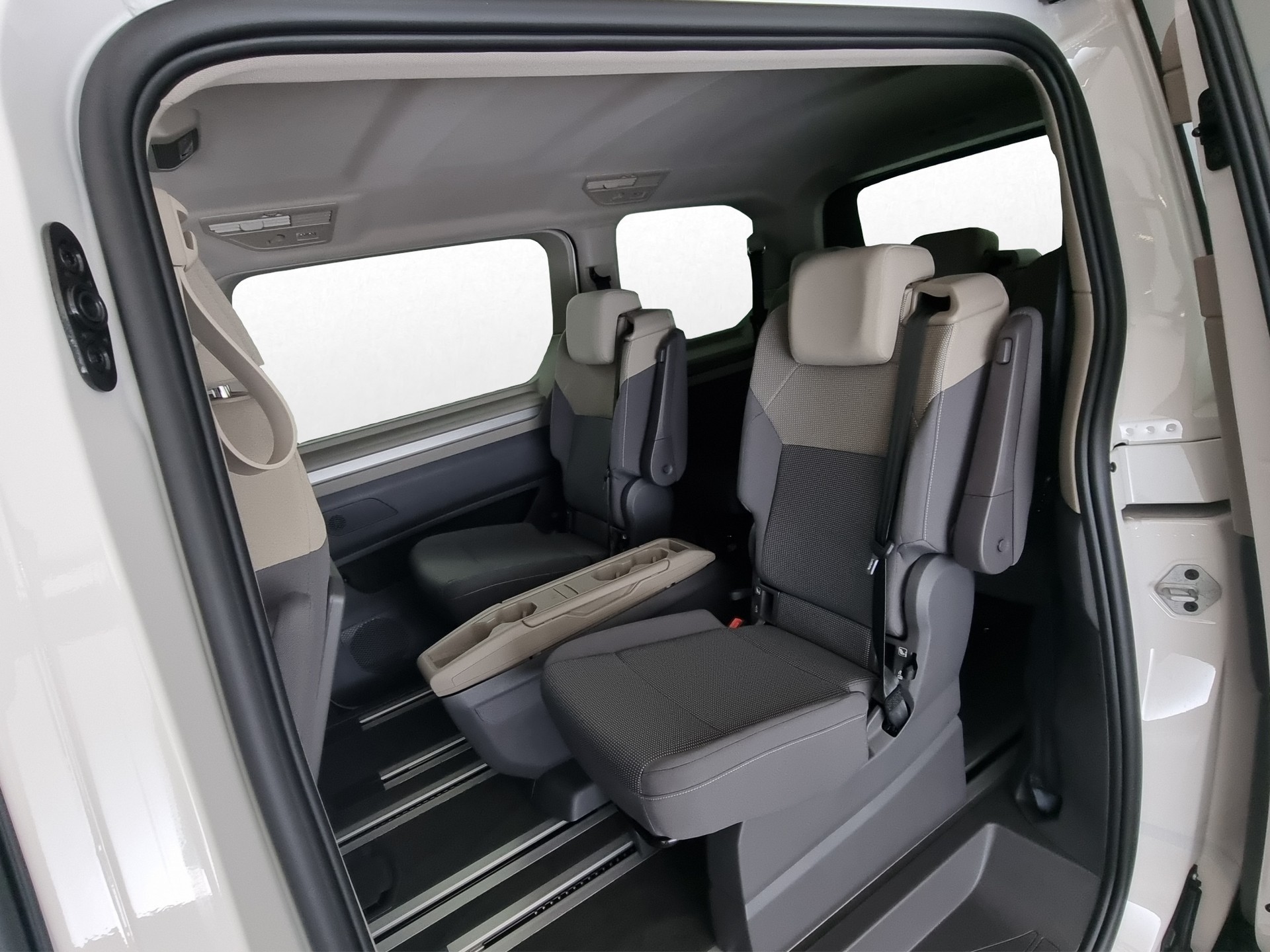 VW T7 Multivan 1.5 TSI eHybrid DSG 4motion kurz Editi-image-6