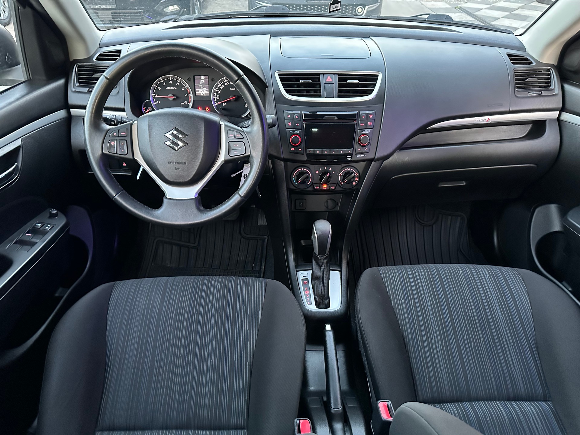 SUZUKI Swift 1.2i 16V Compact Top Automatic-image-10