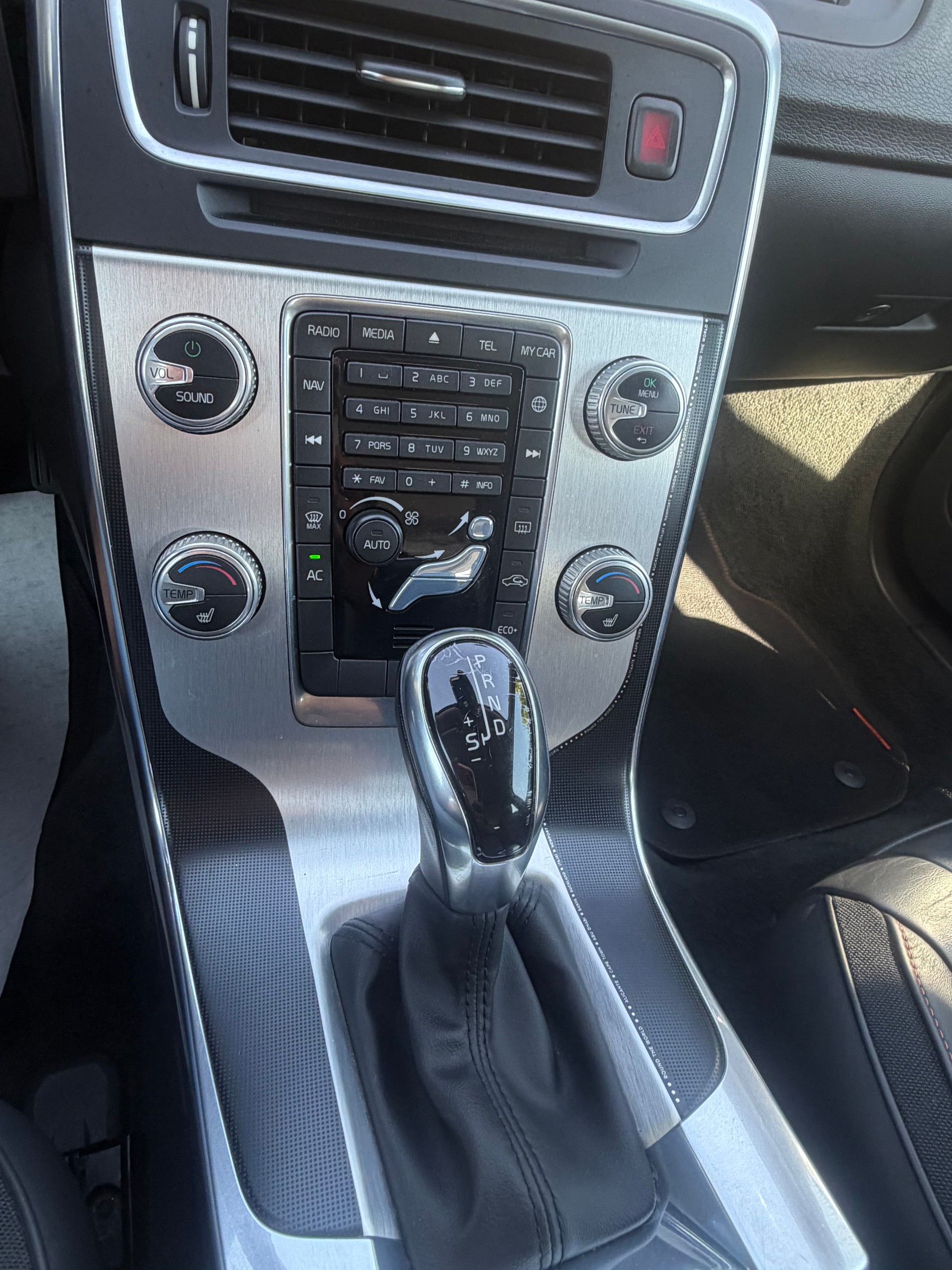 VOLVO V60 D4 OceanRace Geartronic-image-13