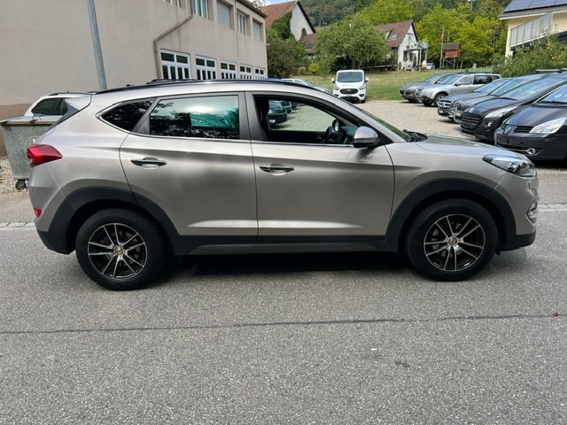 HYUNDAI Tucson 1.6 TGDI Plena 4WD Automatic-image-3