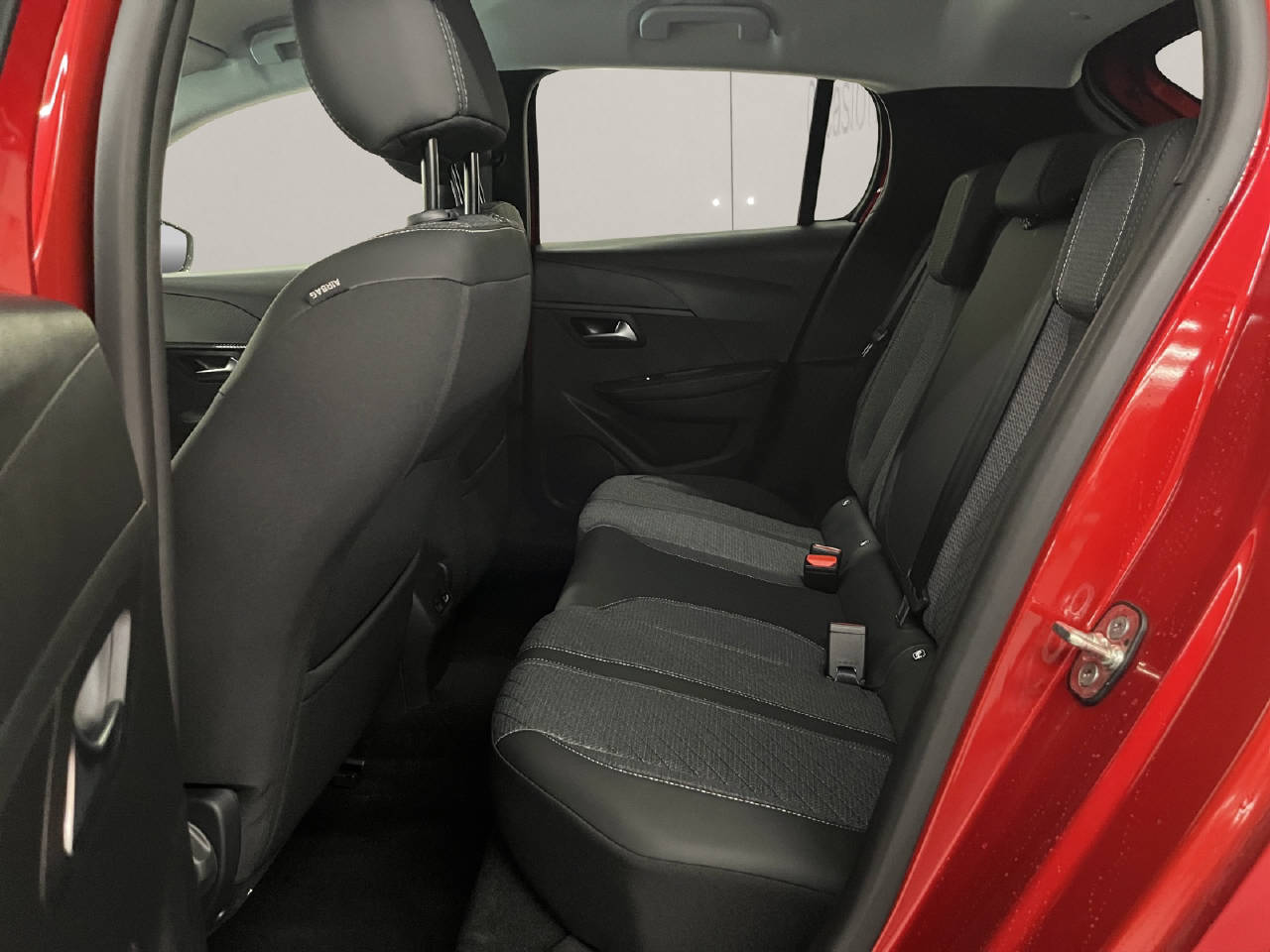 PEUGEOT 208 1.2 Hybrid Allure-image-13