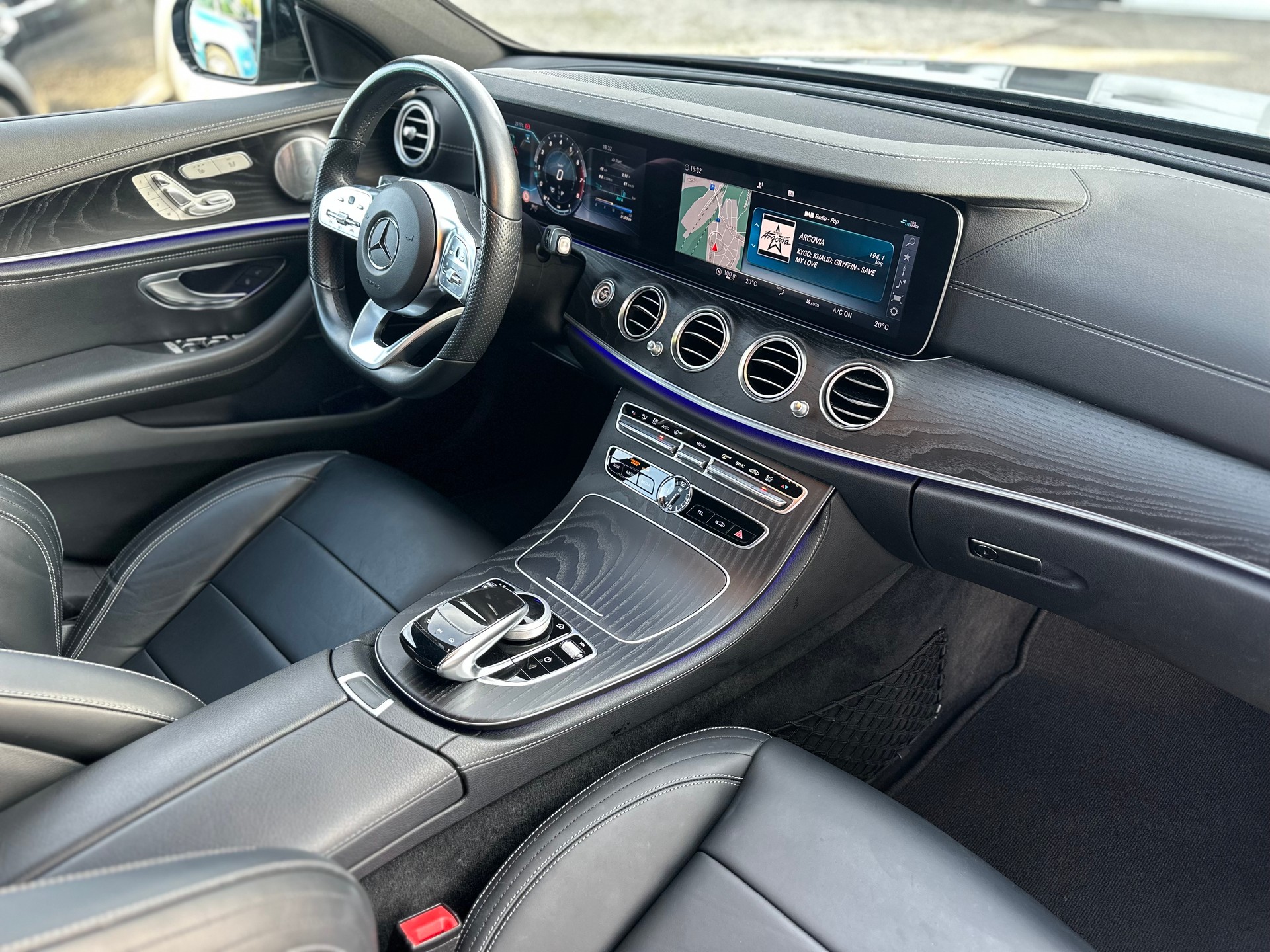 MERCEDES-BENZ E 200 AMG Line 4Matic 9G-Tronic-image-6