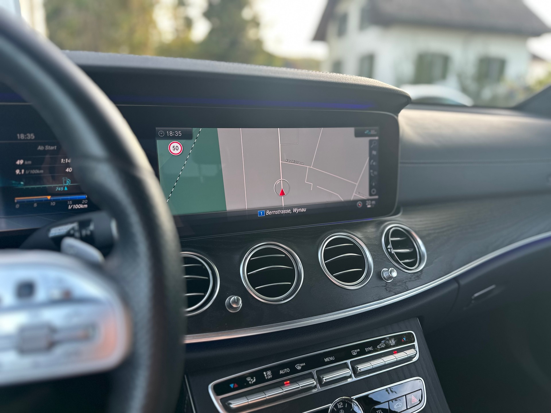 MERCEDES-BENZ E 200 AMG Line 4Matic 9G-Tronic-image-13