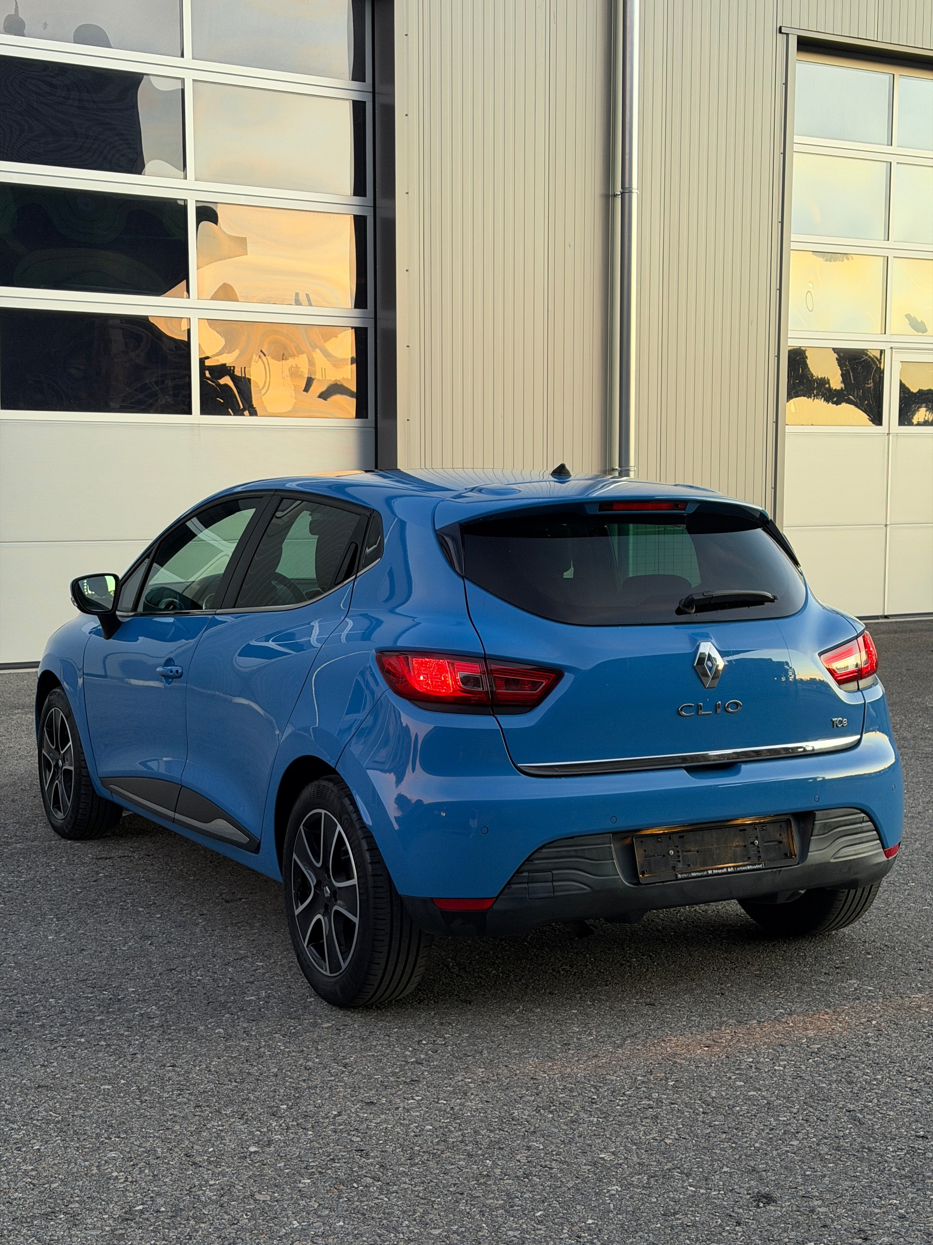 RENAULT Clio 0.9 12V Swiss Edition-image-3