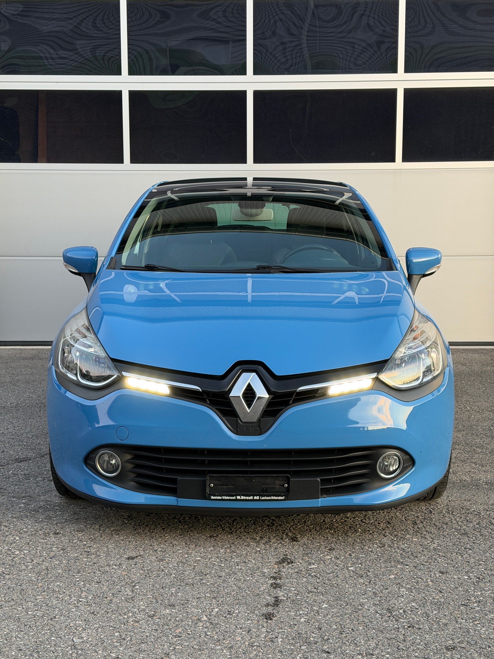 RENAULT Clio 0.9 12V Swiss Edition-image-1