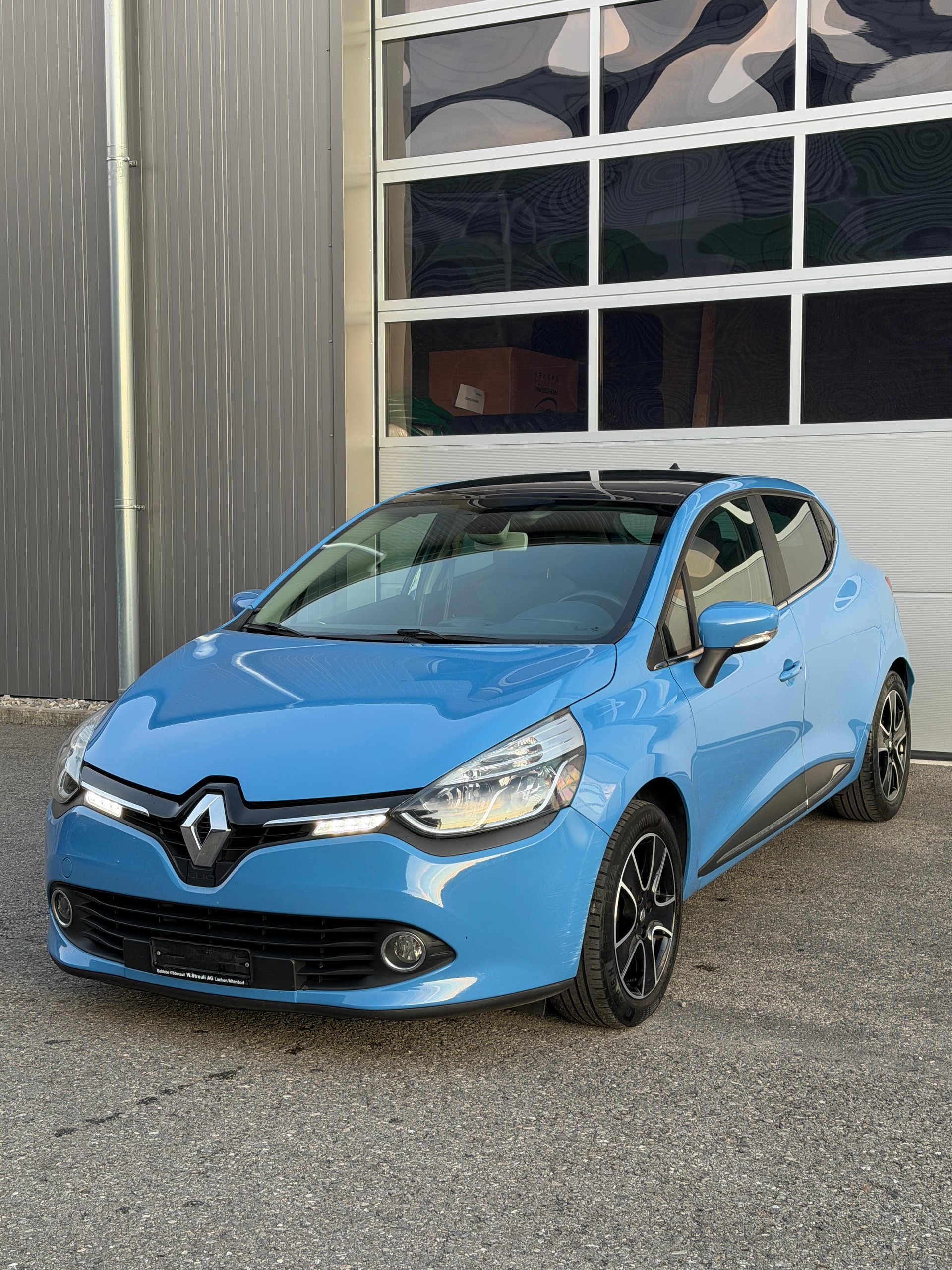 RENAULT Clio 0.9 12V Swiss Edition-image-0