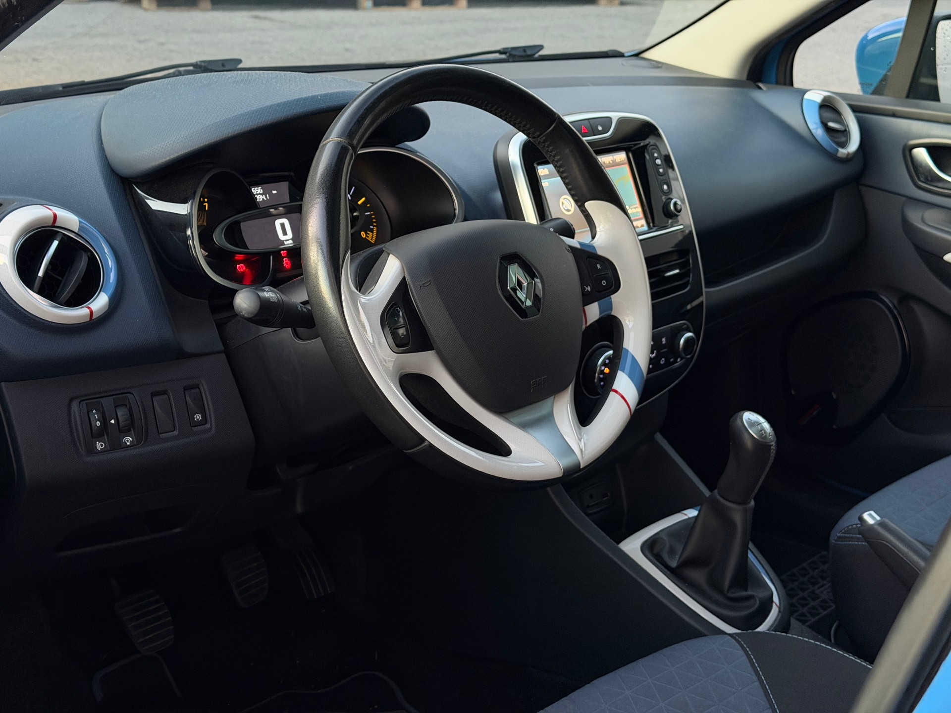 RENAULT Clio 0.9 12V Swiss Edition-image-7
