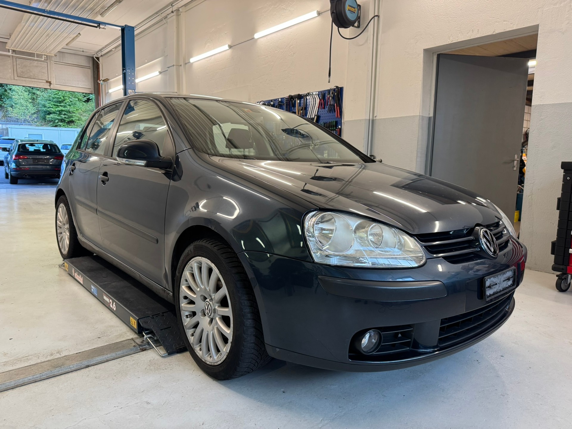 VW Golf 2.0 FSI Sportline 4Motion-showroom-element-2