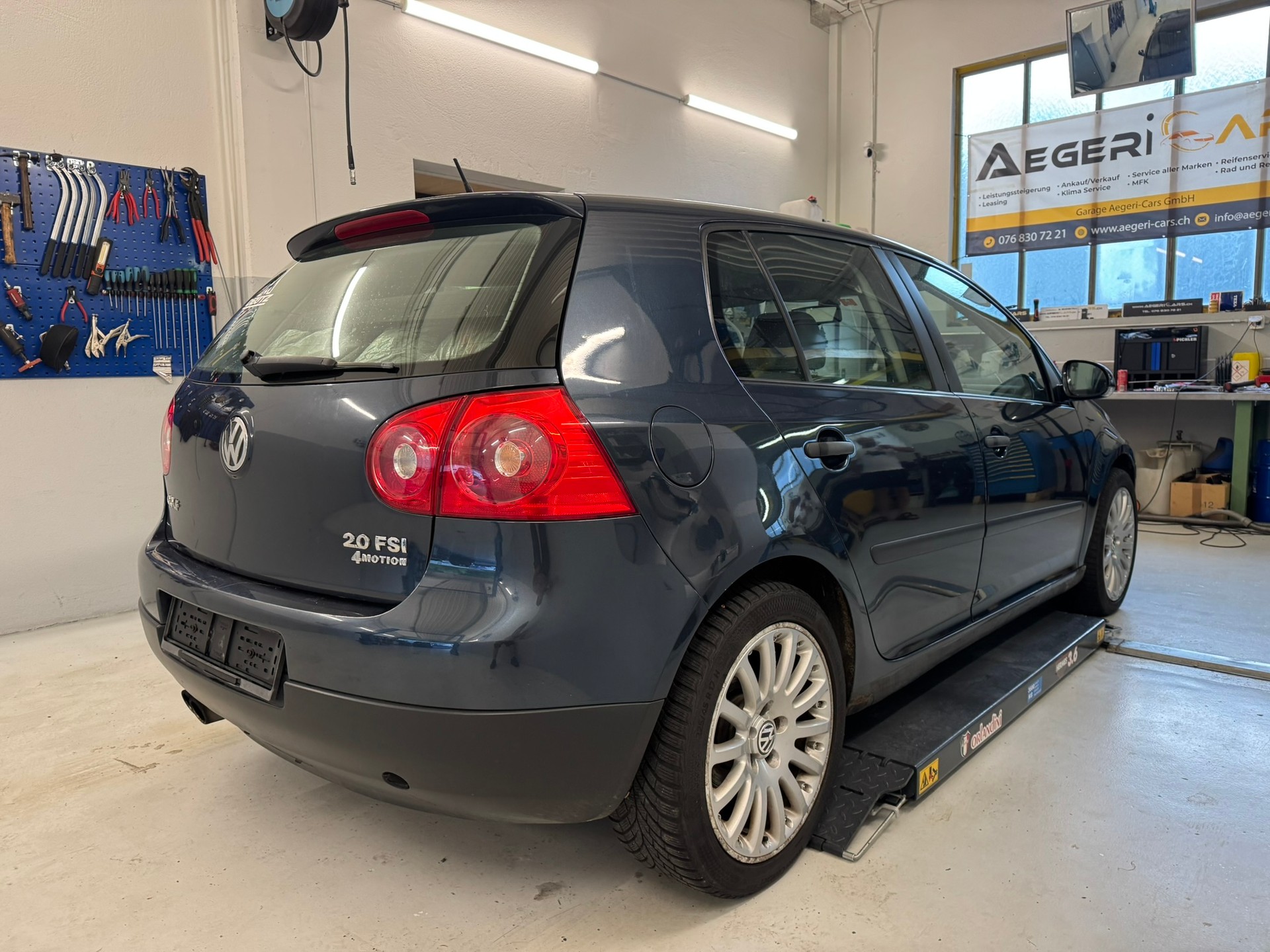 VW Golf 2.0 FSI Sportline 4Motion-showroom-element-3