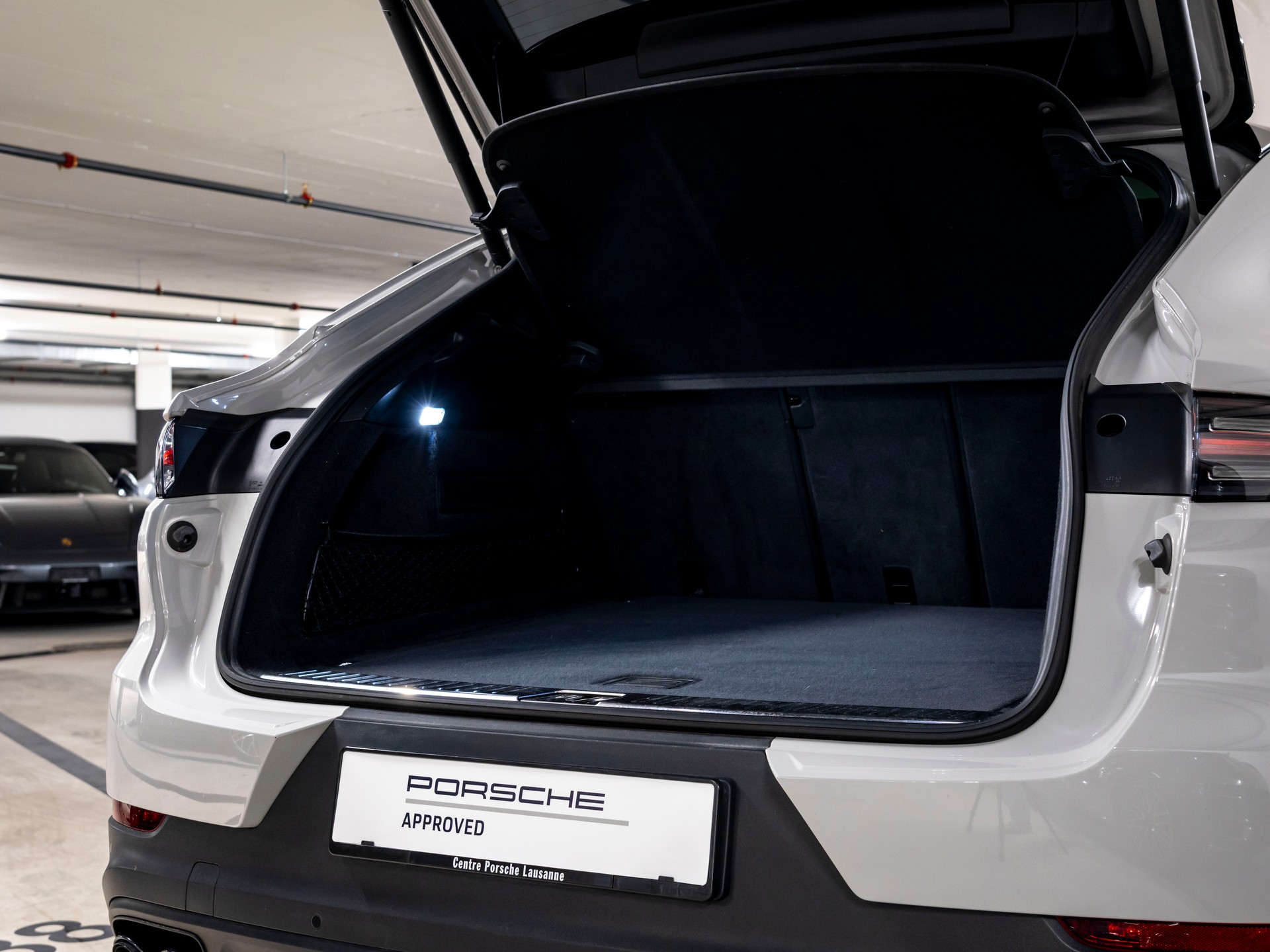 PORSCHE Cayenne Coupé E-Hybrid-image-10