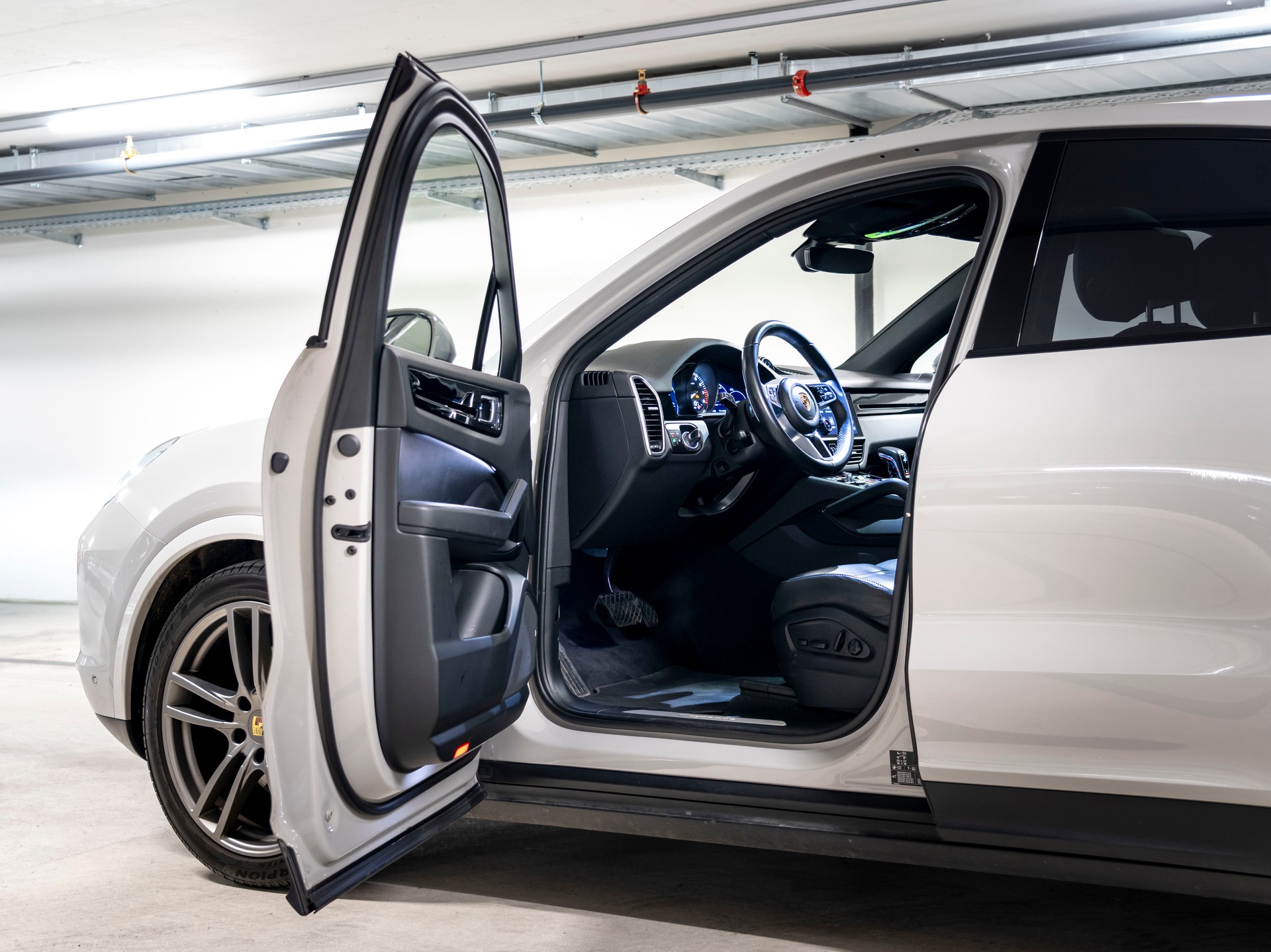 PORSCHE Cayenne Coupé E-Hybrid-image-11