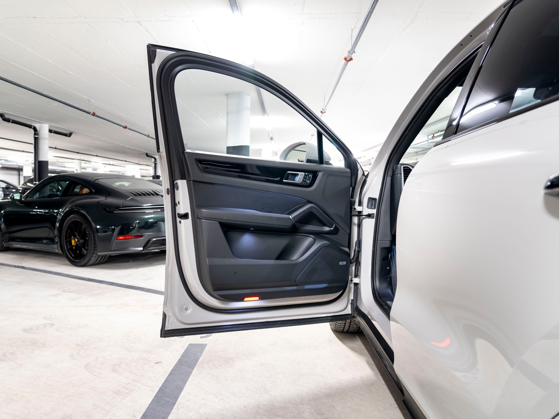 PORSCHE Cayenne Coupé E-Hybrid-image-13