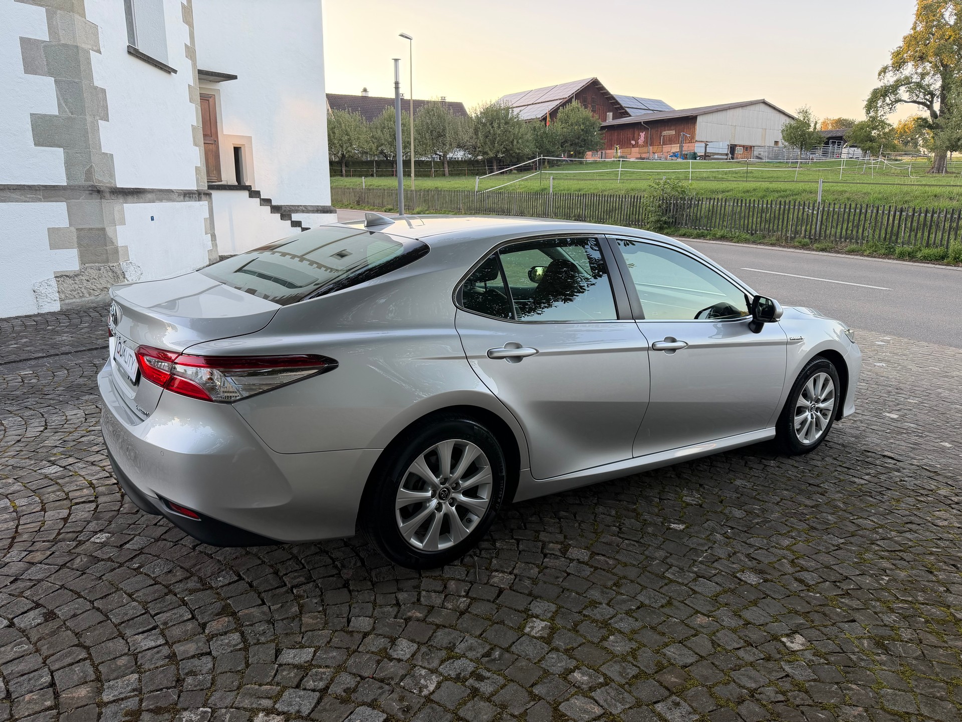 TOYOTA Camry 2.5 HSD e-CVT Business / Frisch ab MFK / Service gepflegt bei Toyota / 15 Jahre Werksgarantie / 8 Fach / Leder / Navi/LED-image-3