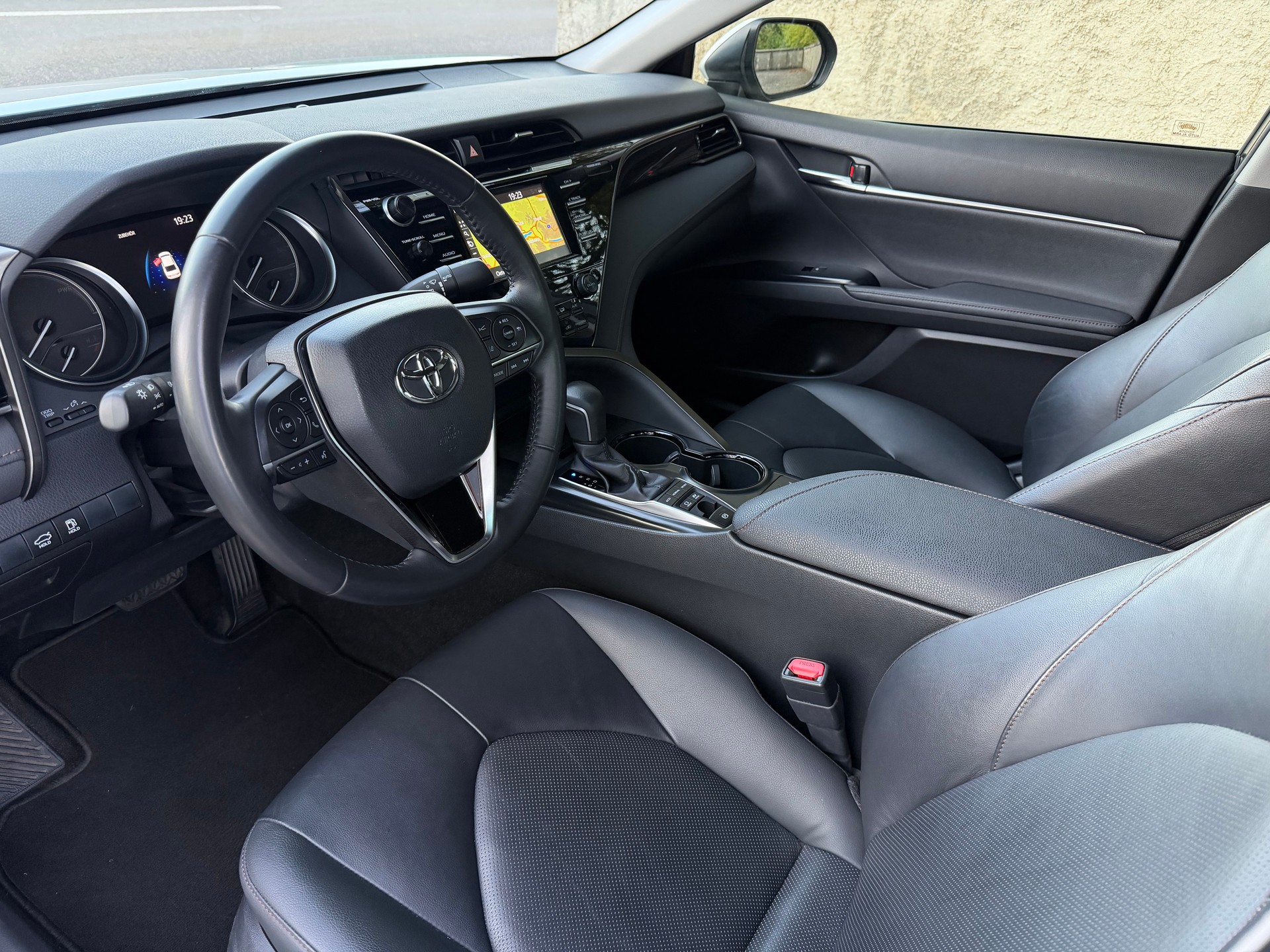 TOYOTA Camry 2.5 HSD e-CVT Business / Frisch ab MFK / Service gepflegt bei Toyota / 15 Jahre Werksgarantie / 8 Fach / Leder / Navi/LED-image-8