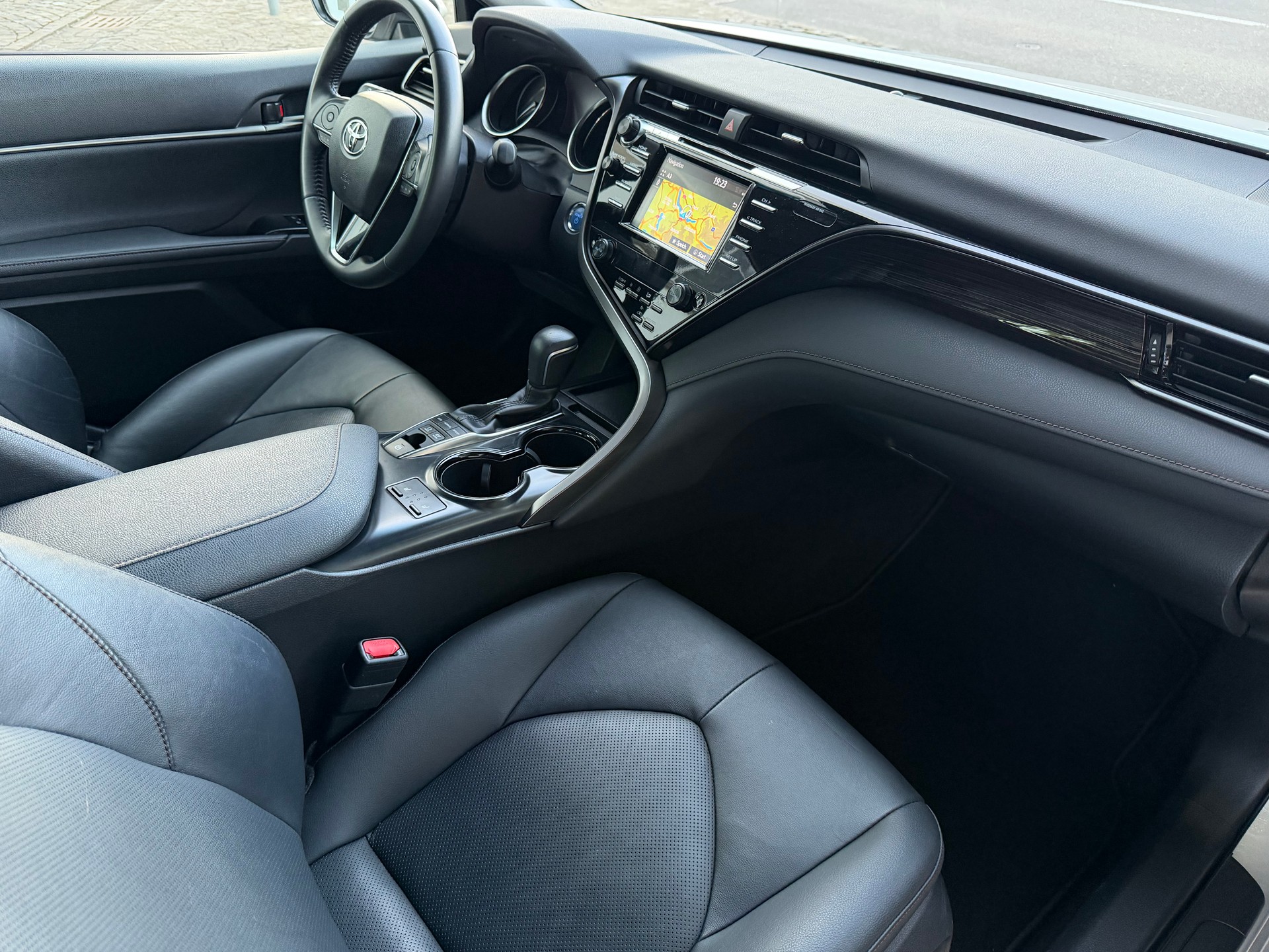 TOYOTA Camry 2.5 HSD e-CVT Business / Frisch ab MFK / Service gepflegt bei Toyota / 15 Jahre Werksgarantie / 8 Fach / Leder / Navi/LED-image-9
