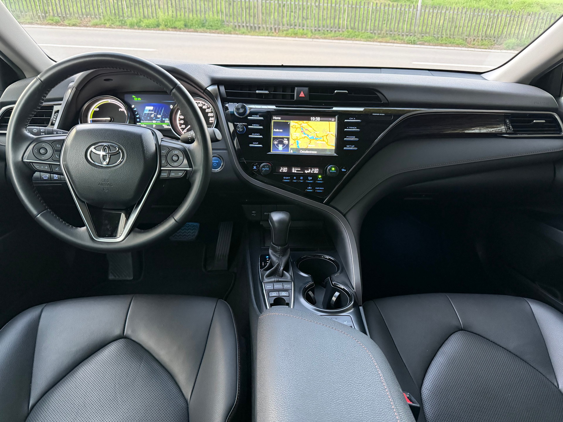 TOYOTA Camry 2.5 HSD e-CVT Business / Frisch ab MFK / Service gepflegt bei Toyota / 15 Jahre Werksgarantie / 8 Fach / Leder / Navi/LED-image-10