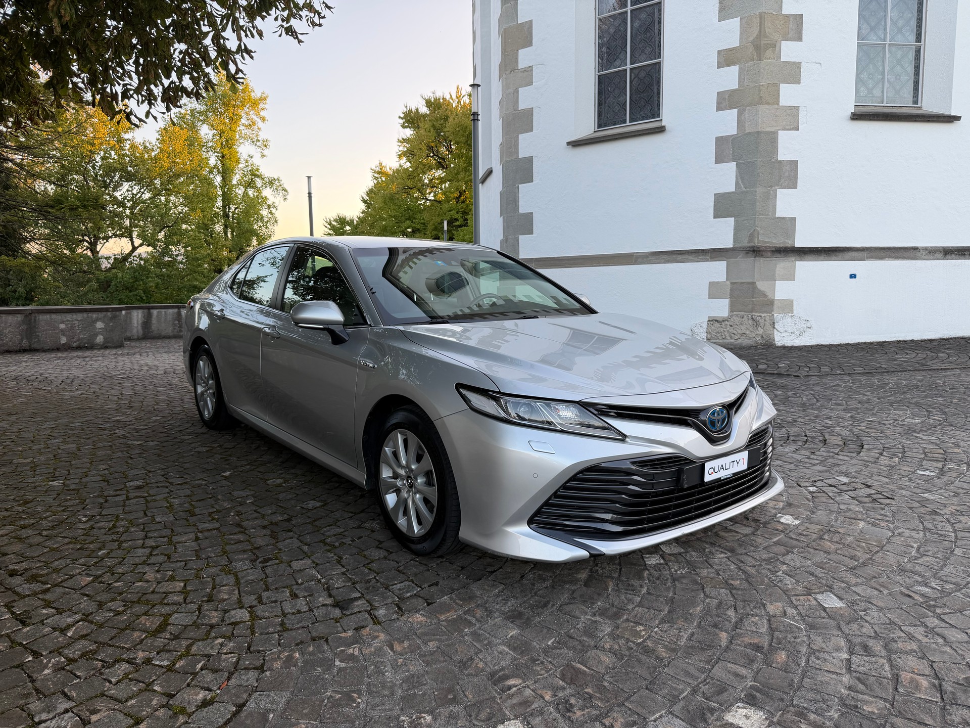 TOYOTA Camry 2.5 HSD e-CVT Business / Frisch ab MFK / Service gepflegt bei Toyota / 15 Jahre Werksgarantie / 8 Fach / Leder / Navi/LED-image-2