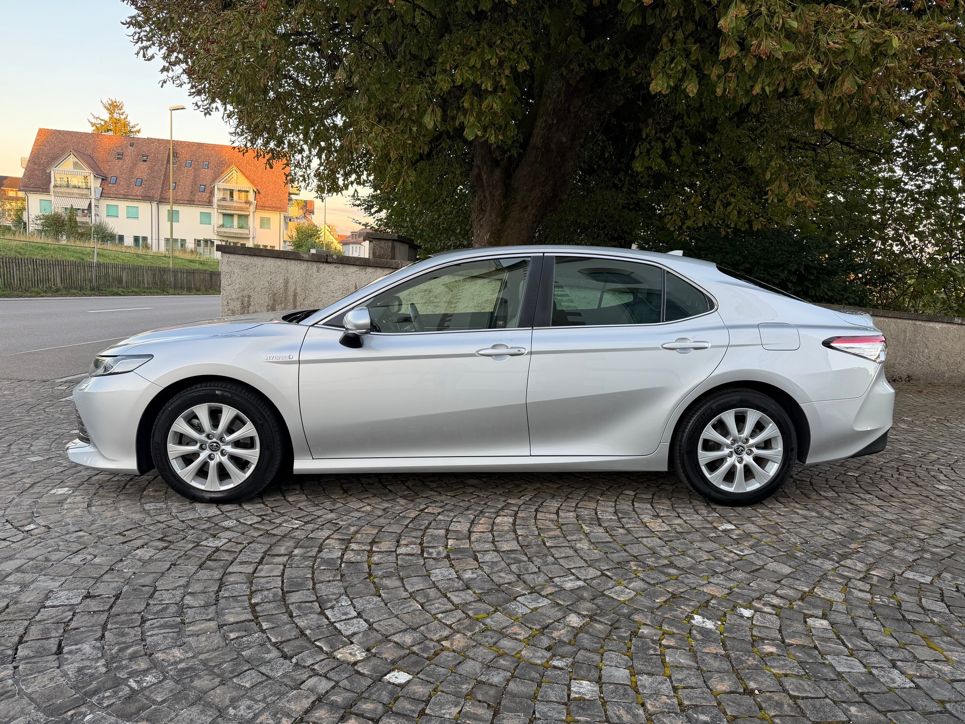 TOYOTA Camry 2.5 HSD e-CVT Business / Frisch ab MFK / Service gepflegt bei Toyota / 15 Jahre Werksgarantie / 8 Fach / Leder / Navi/LED-image-7