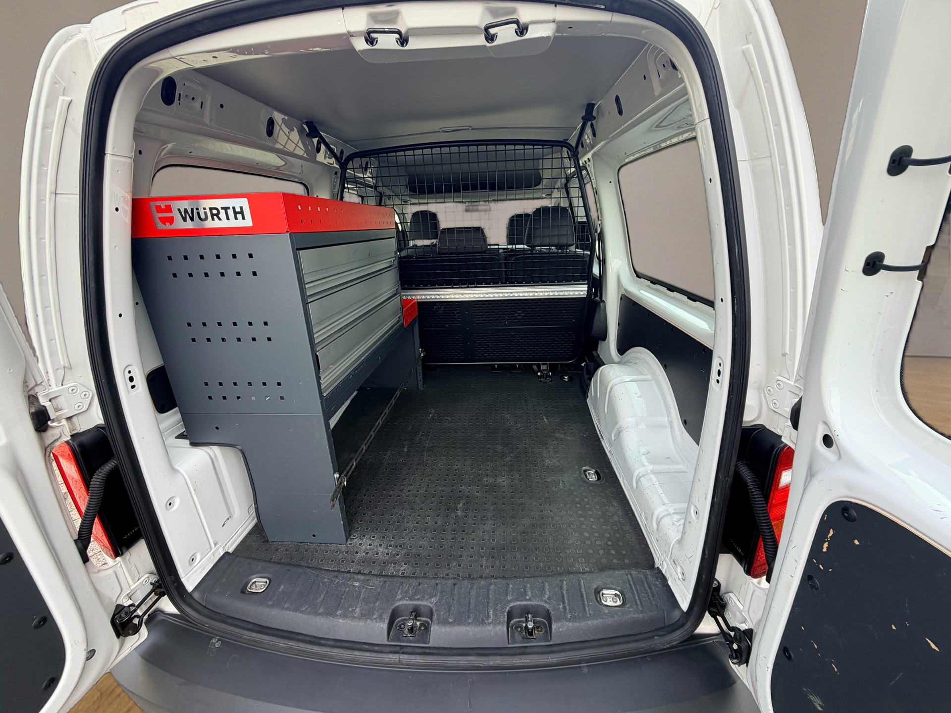 VW Caddy Maxi 1.4TSI BlueMotion Technology-image-11