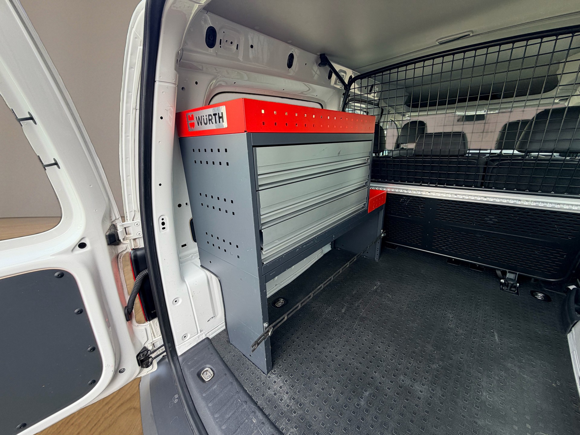 VW Caddy Maxi 1.4TSI BlueMotion Technology-image-12