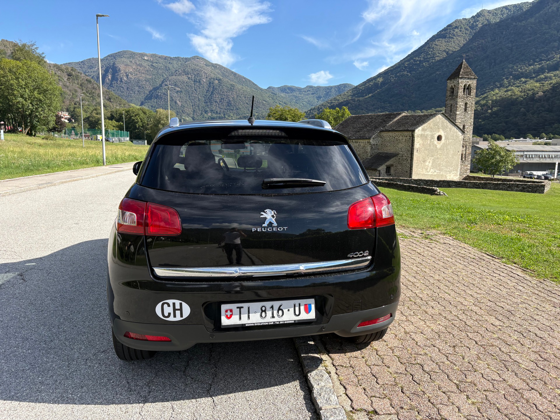 PEUGEOT 4008 1.6 HDi Allure 4WD-image-3